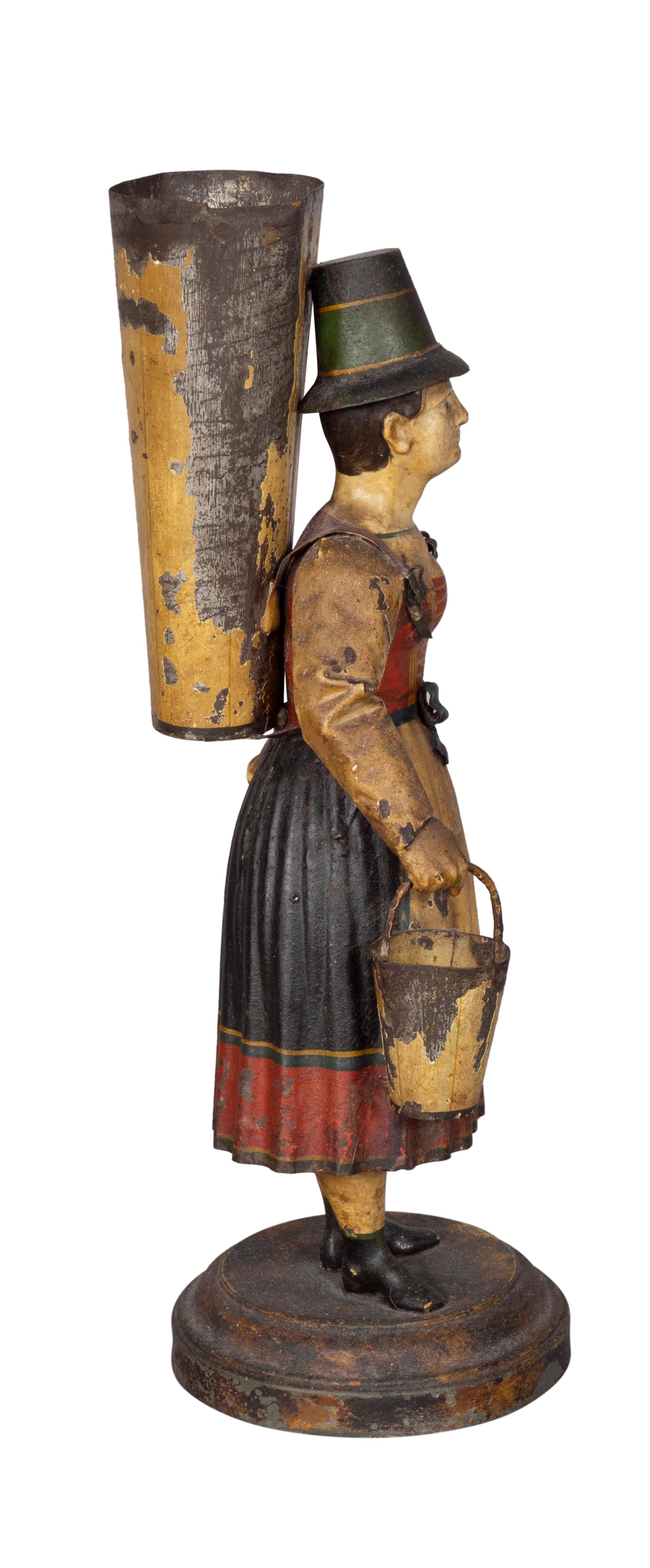Paar figurale Vasen aus Tyrolenholz mit Zinn (Handbemalt) im Angebot
