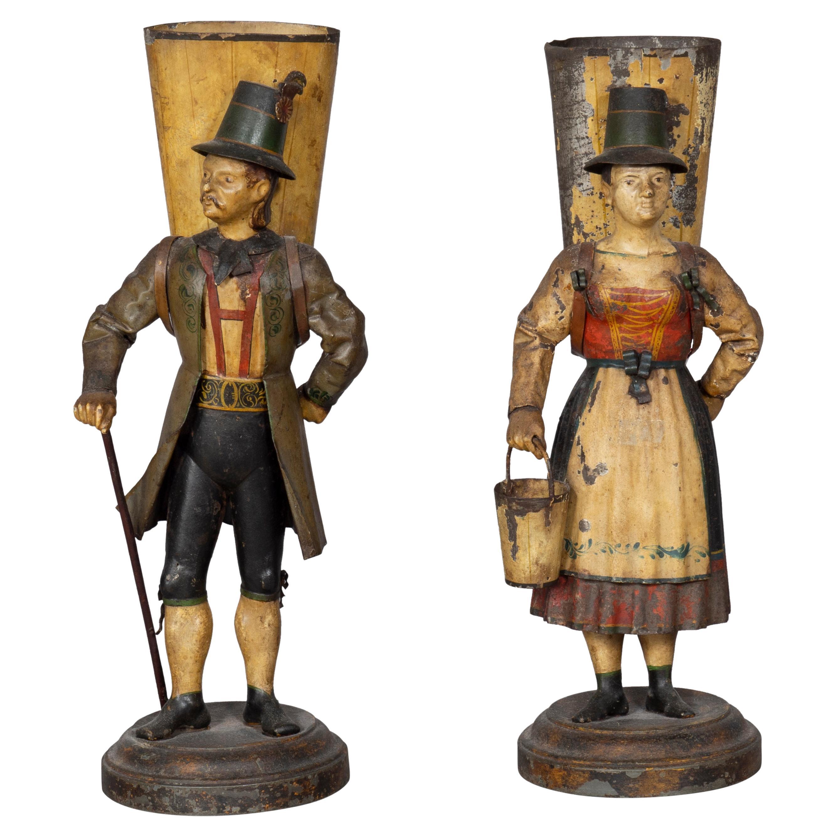 Paar figurale Vasen aus Tyrolenholz mit Zinn im Angebot