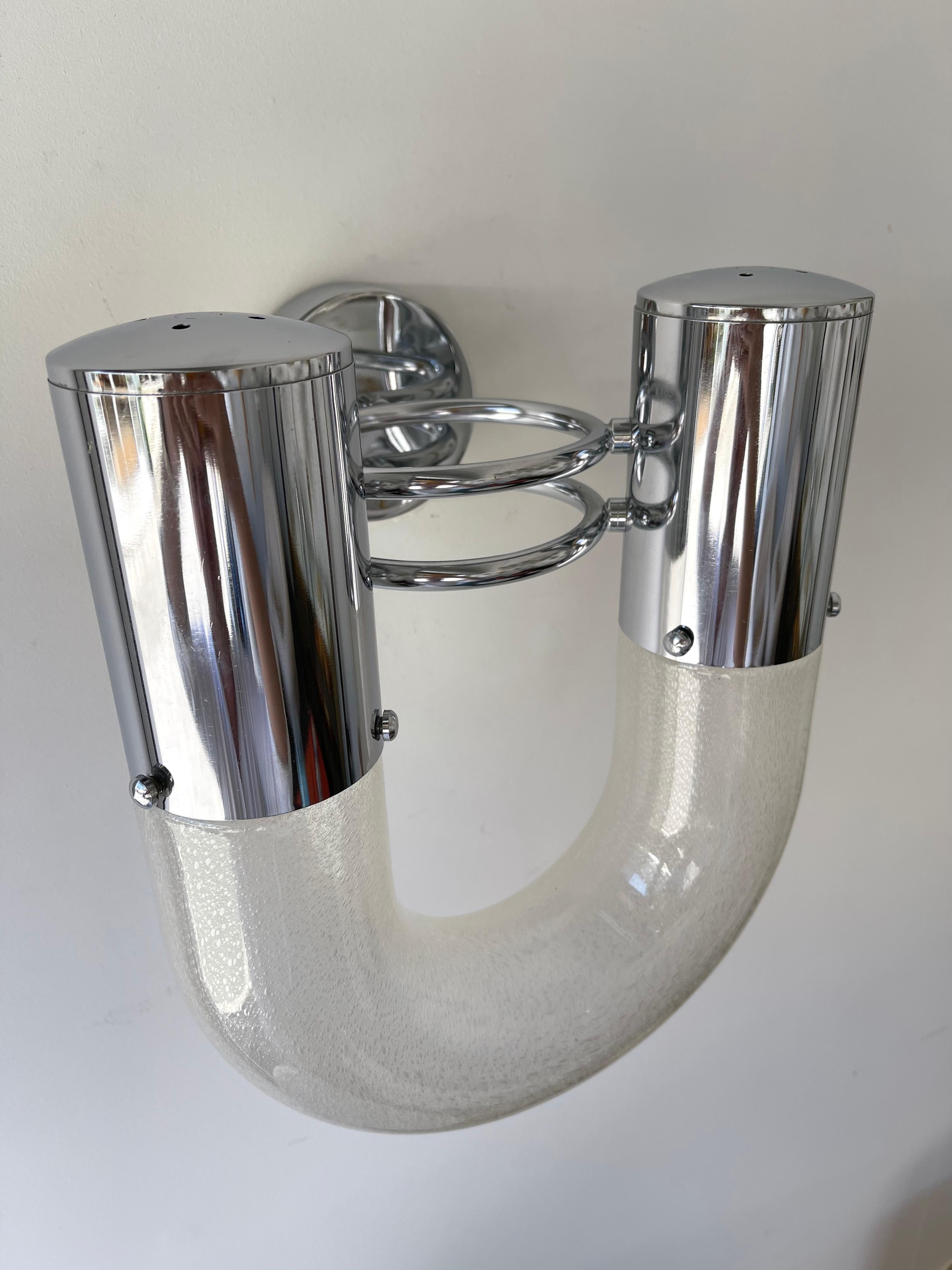 Pair of U wall lights lamps sconces in bubble Murano glass and metal chrome by Aldo Nason the brother of Carlo Nason for the manufacture Mazzega. Famous design like Venini, Vistosi, La Murrina, Poliarte, Reggiani, Sciolari.