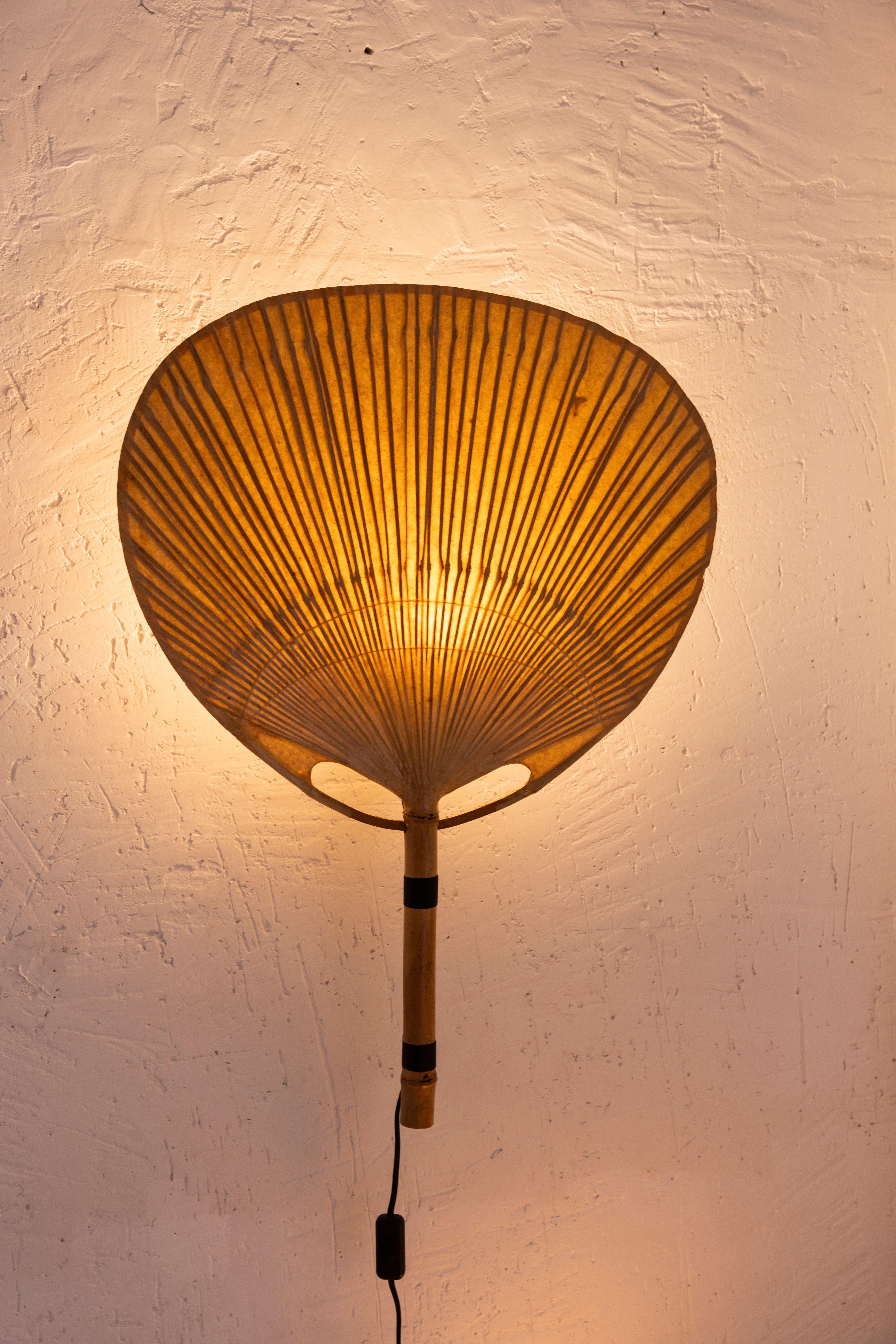 Ingo Maurer Uchiwa Wandleuchte Modell III
MATERIALIEN: Reispapier, fast runder Lampenschirm. Bambus-Rute. Schwarz lackierte Eisenstangen. E27-Fassung aus Bakelit.
Elektrizität: 1 Glühbirne E27, 1 x 60 Watt Maximum, 110/220 Volt.
Designer: Ingo