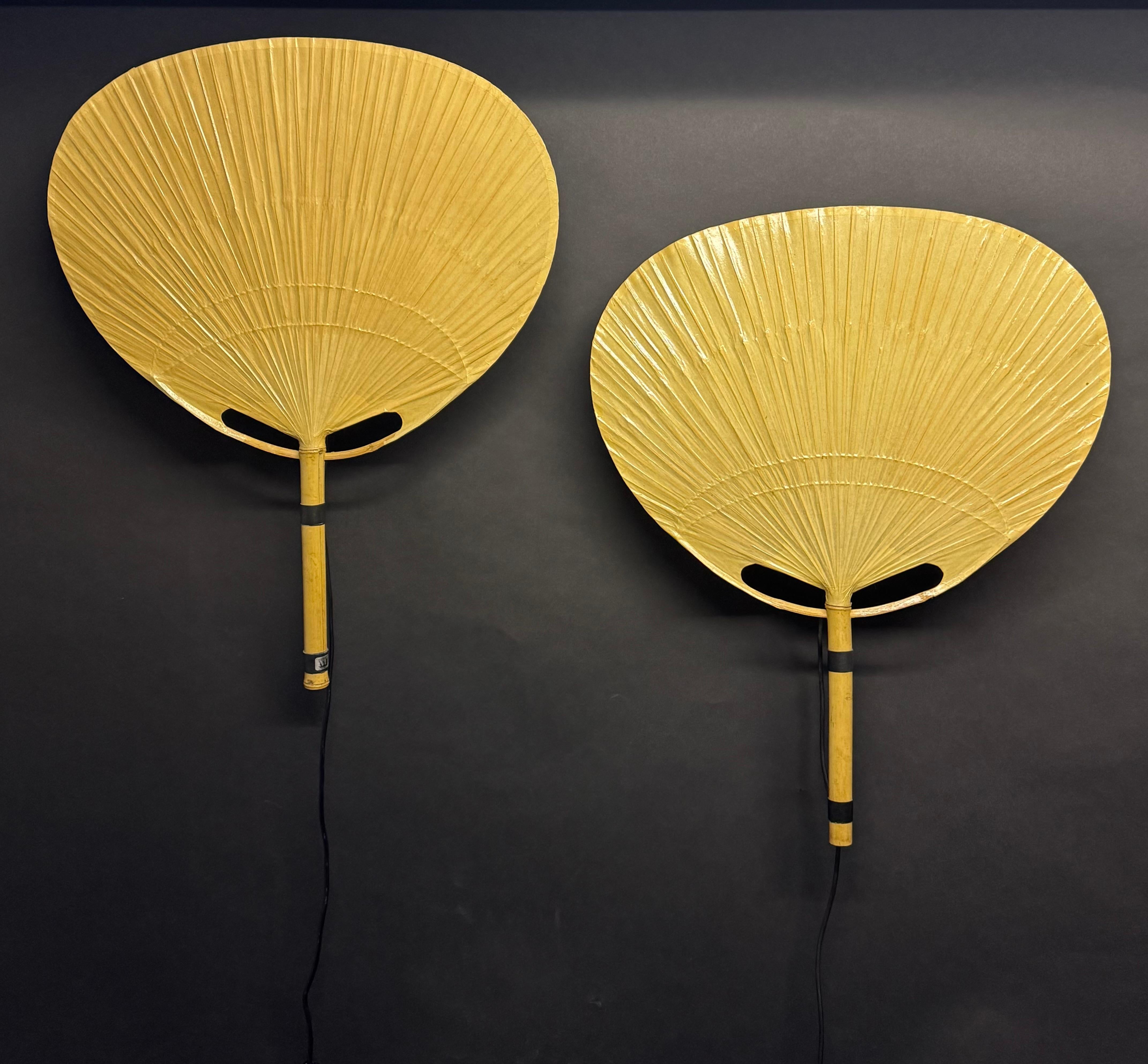 Pareja de icónicos apliques Uchiwa de Ingo Maurer para Design M, Alemania, década de 1970.
Ejecutado en abanicos de bambú y papel de arroz. 
Instalación de la bombilla: cada una 1 x 100 vatios ( E 27/ E26) para bombilla de rosca estándar.
En un