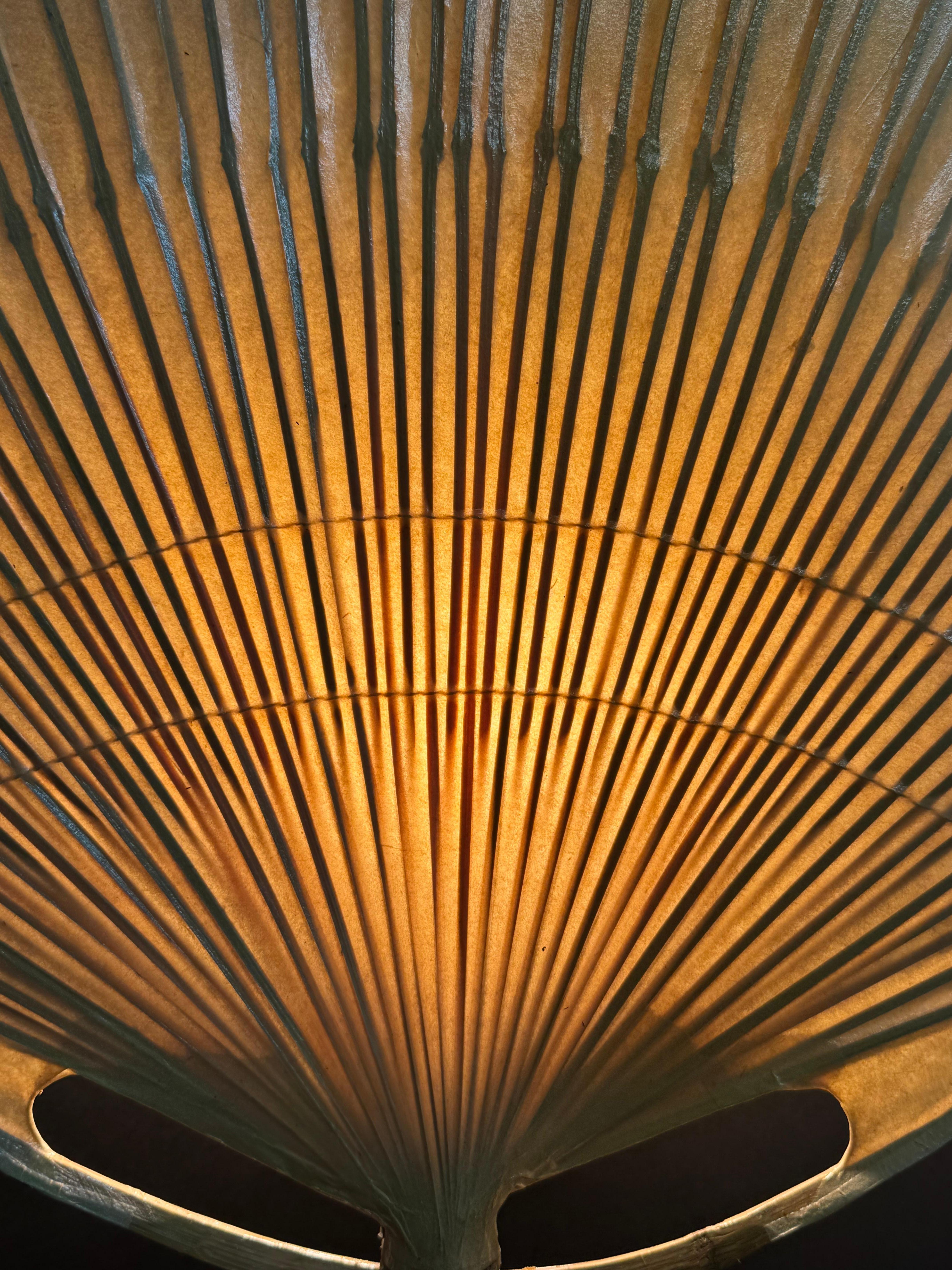 Pareja de apliques Uchiwa  III de Ingo Maurer para Deisgn M, Alemania, década de 1970 finales del siglo XX en venta