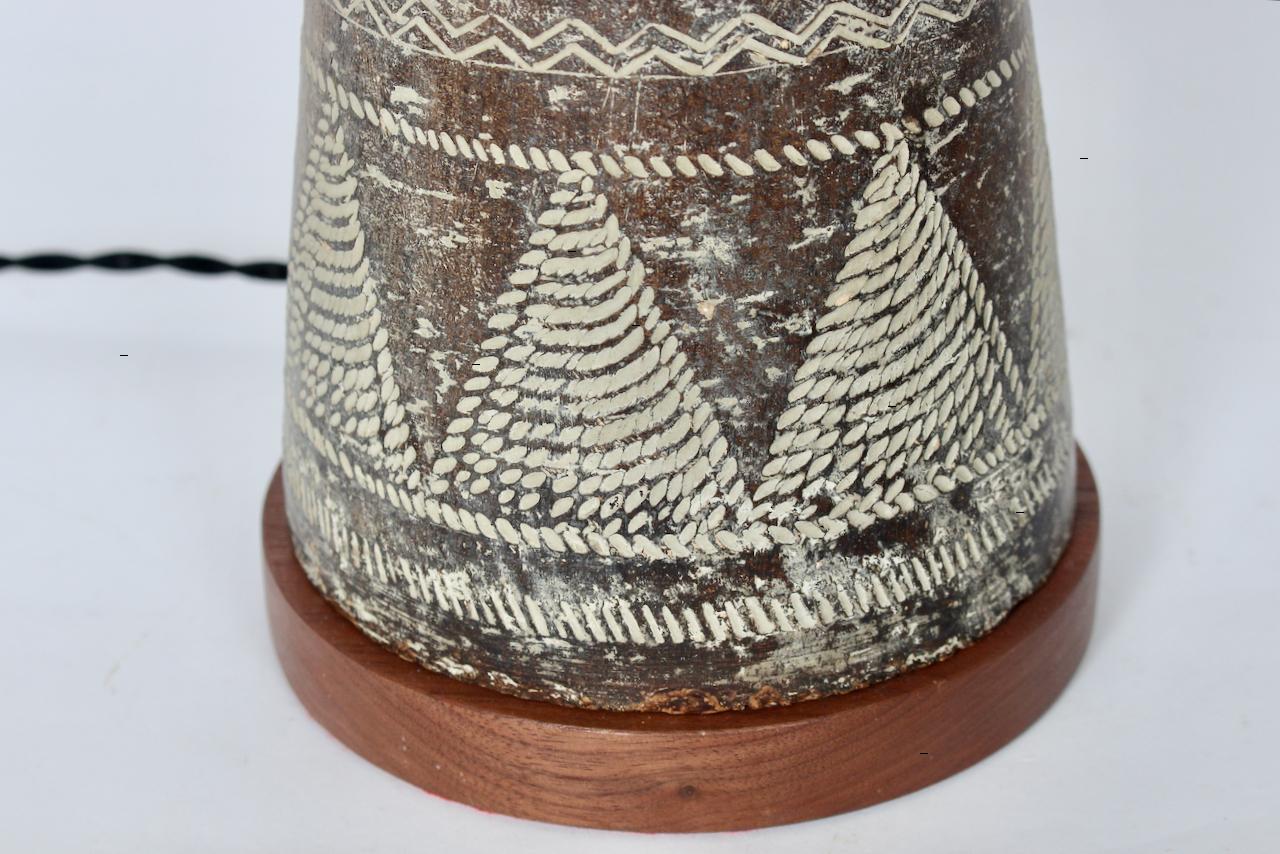 Pair of Ugo Zaccagnini Incised Tribal Table Lamps in Brown & Cream, 1950s For Sale 2