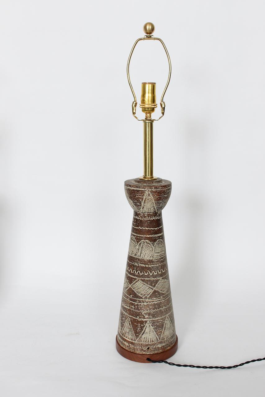 Paire de lampes de table tribales incisées Ugo Zaccagnini en brun et crème, années 1950 en vente 4