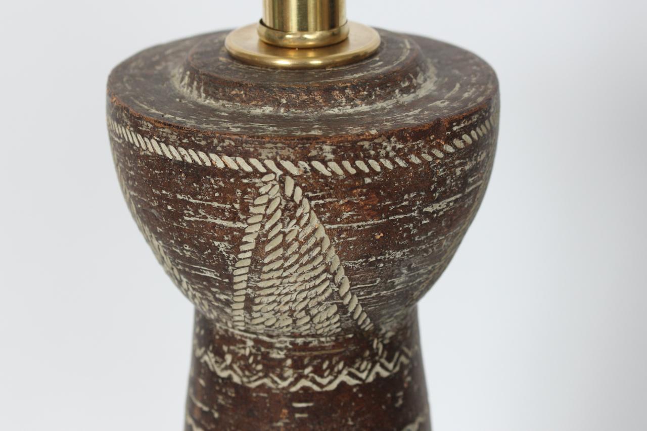 Paire de lampes de table tribales incisées Ugo Zaccagnini en brun et crème, années 1950 en vente 5