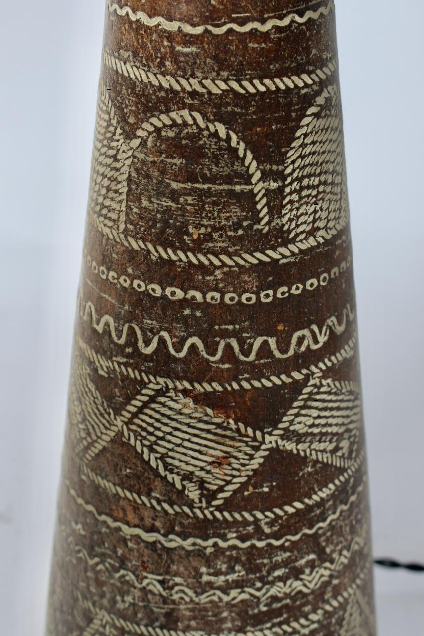 Paire de lampes de table tribales incisées Ugo Zaccagnini en brun et crème, années 1950 en vente 7