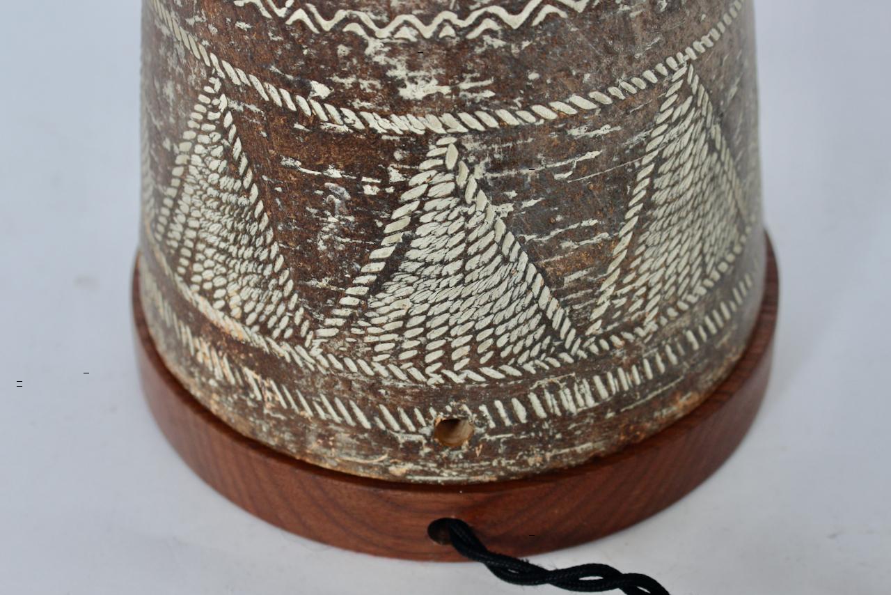 Paire de lampes de table tribales incisées Ugo Zaccagnini en brun et crème, années 1950 en vente 9