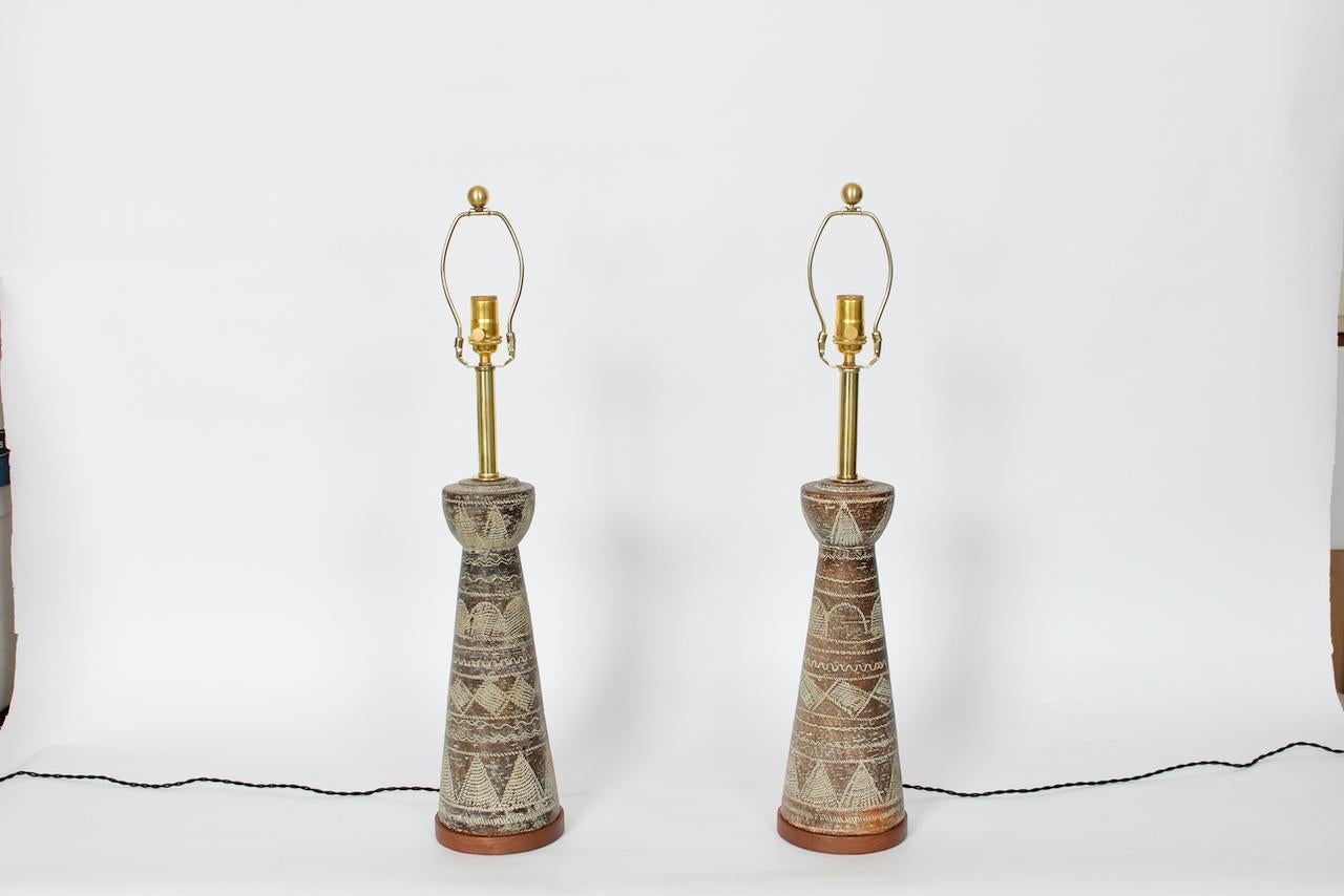 Mid-Century Modern Paire de lampes de table tribales incisées Ugo Zaccagnini en brun et crème, années 1950 en vente