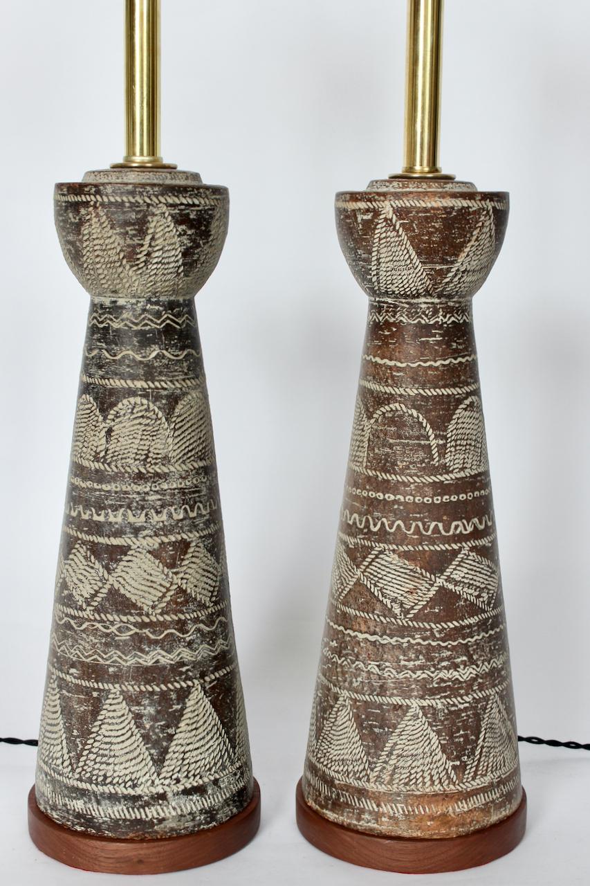 Italian Pair of Ugo Zaccagnini Incised Tribal Table Lamps in Brown & Cream, 1950s For Sale