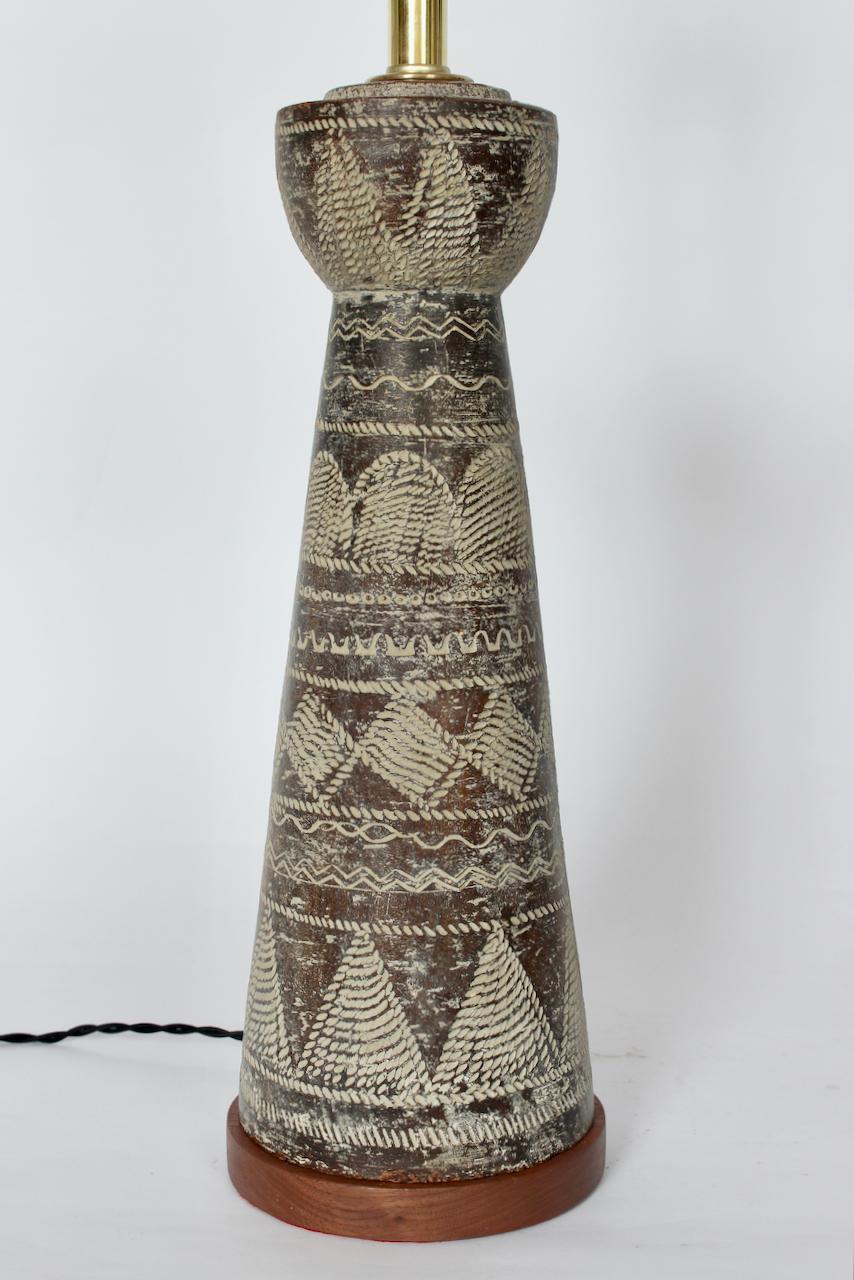 Plated Pair of Ugo Zaccagnini Incised Tribal Table Lamps in Brown & Cream, 1950s For Sale