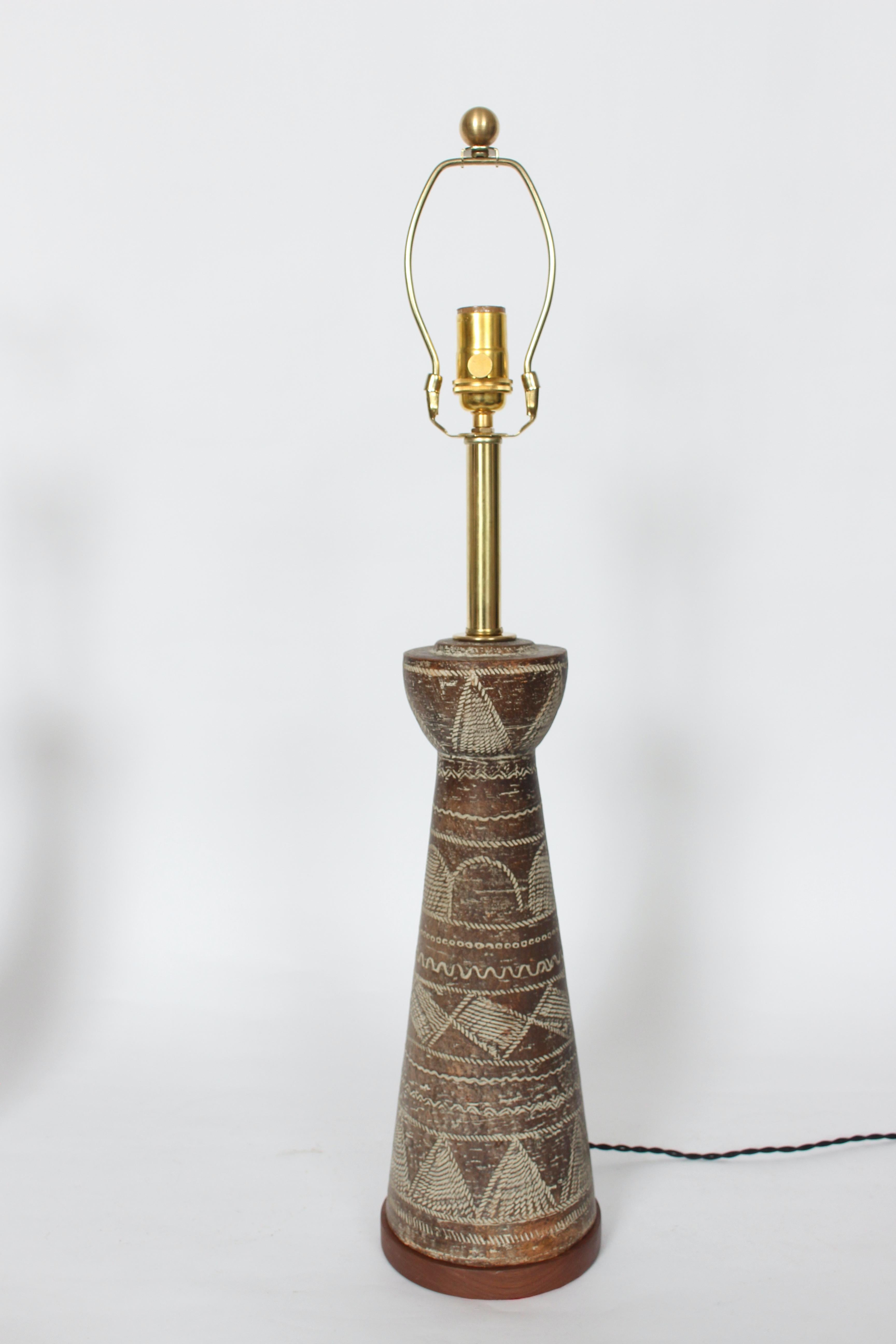 Pair of Ugo Zaccagnini Incised Tribal Table Lamps in Brown & Cream, 1950s In Good Condition For Sale In Bainbridge, NY