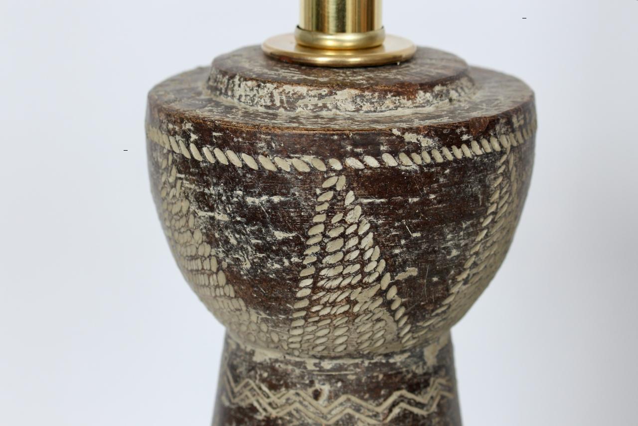 Mid-20th Century Pair of Ugo Zaccagnini Incised Tribal Table Lamps in Brown & Cream, 1950s For Sale