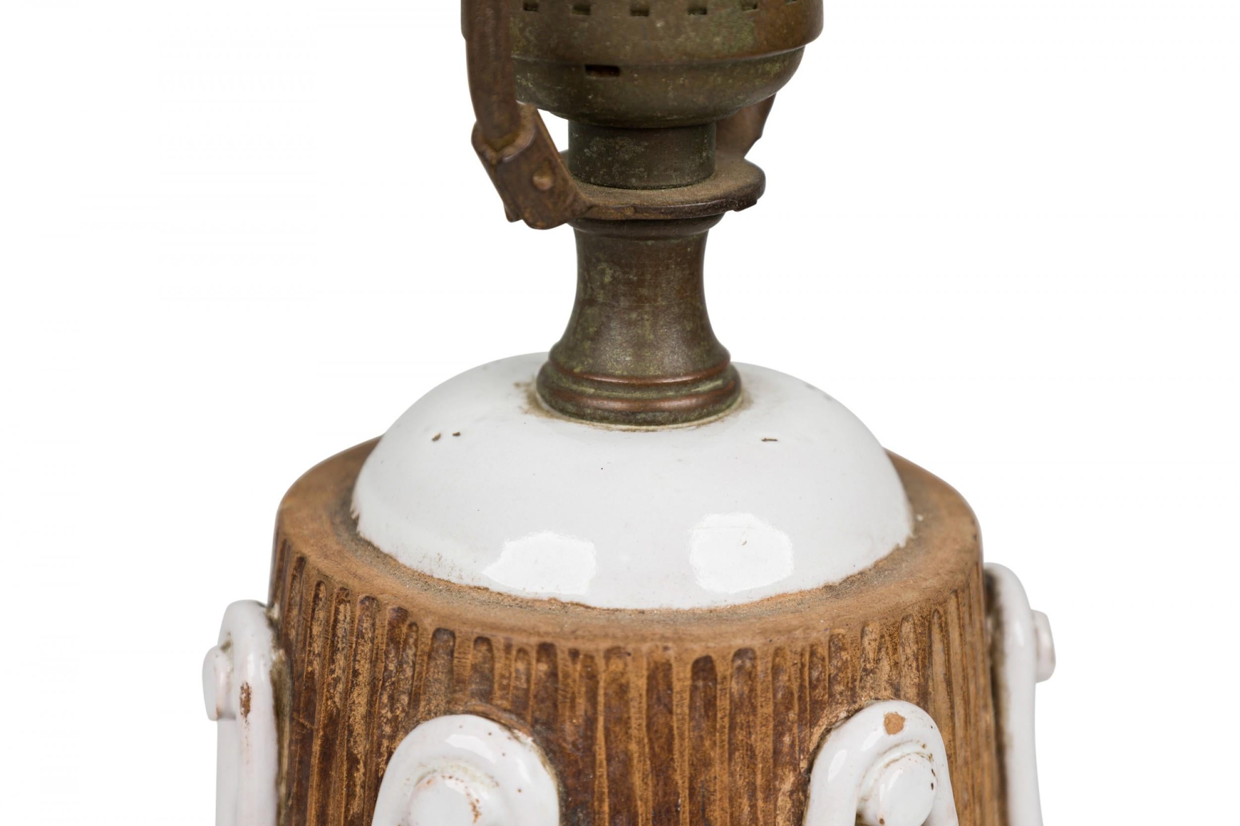 PAIRE de lampes de table italiennes du milieu du siècle en céramique de forme conique effilée avec des chapeaux en dôme émaillés blancs, des prises d'interrupteur et des harpes en laiton, les corps nervurés cuits dans une glaçure brune mate et