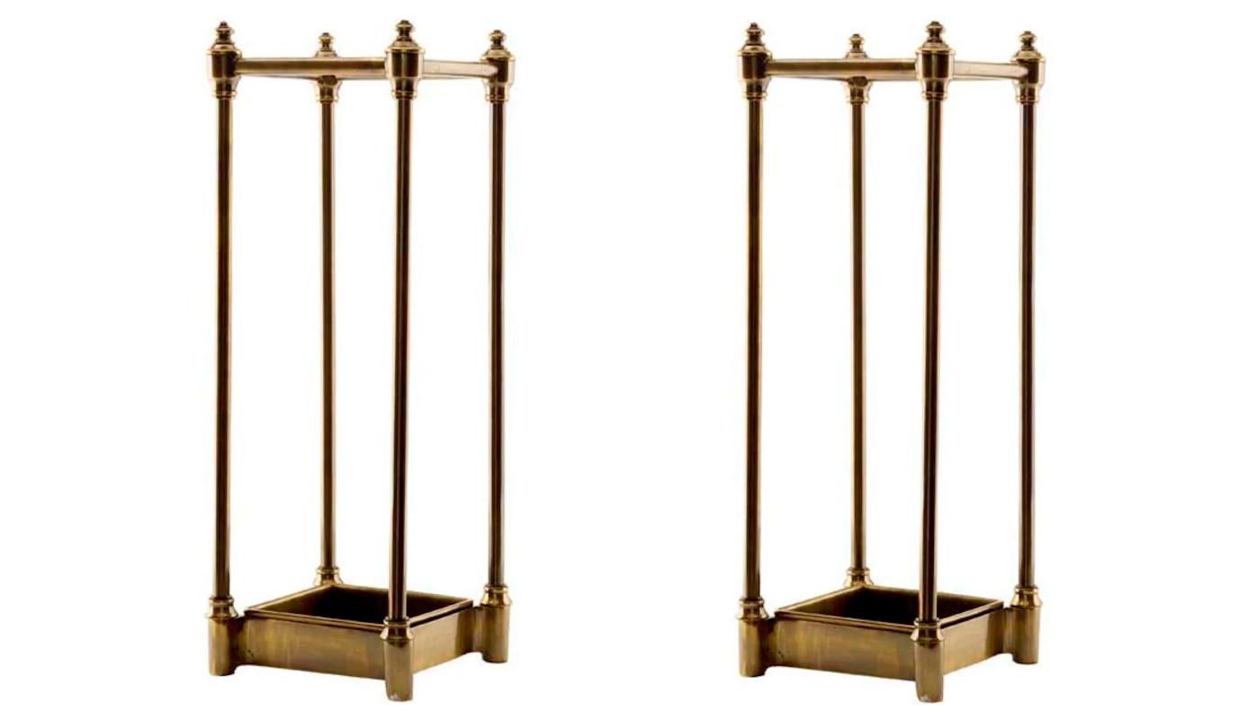 XXIe siècle et contemporain Paire de porte-parapluies, finition laiton antique, bac de récupération inclus. en vente