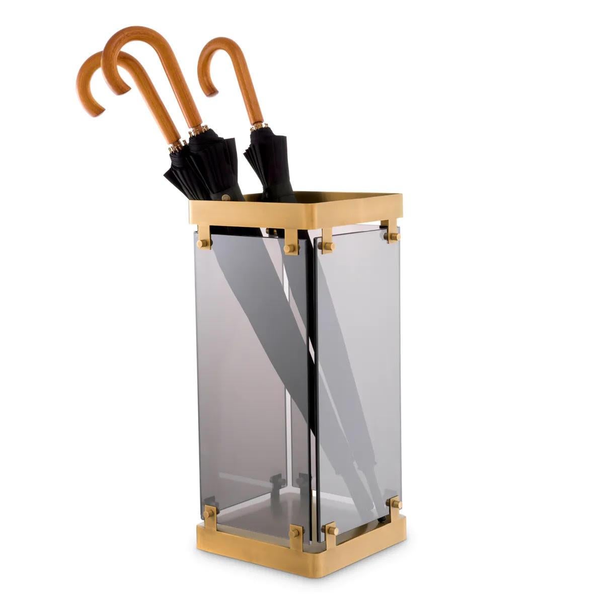 Paire de porte-parapluies en laiton patiné et verre fumé.

Ce porte-parapluie allie parfaitement esthétique et praticité pour votre entrée.
Fabriqué avec un corps en verre fumé et en laiton patiné, son design allie élégance et fonctionnalité pour un