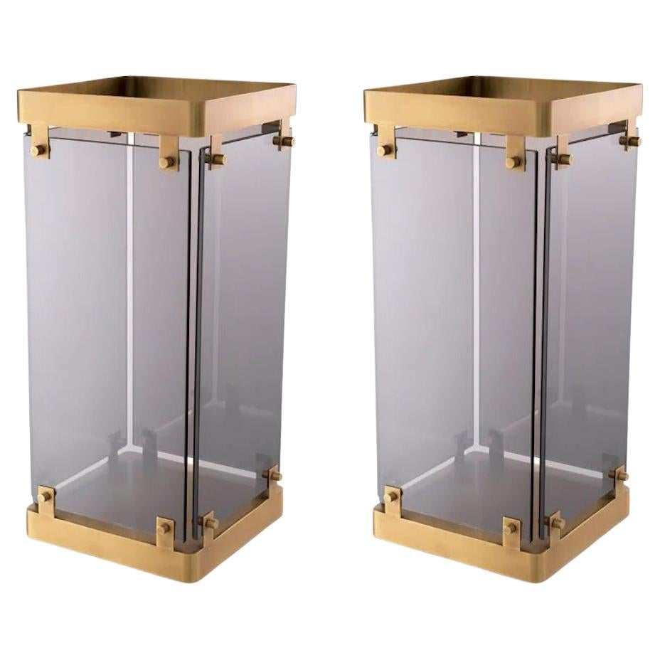 Paire de porte-parapluies en laiton patiné et verre fumé.