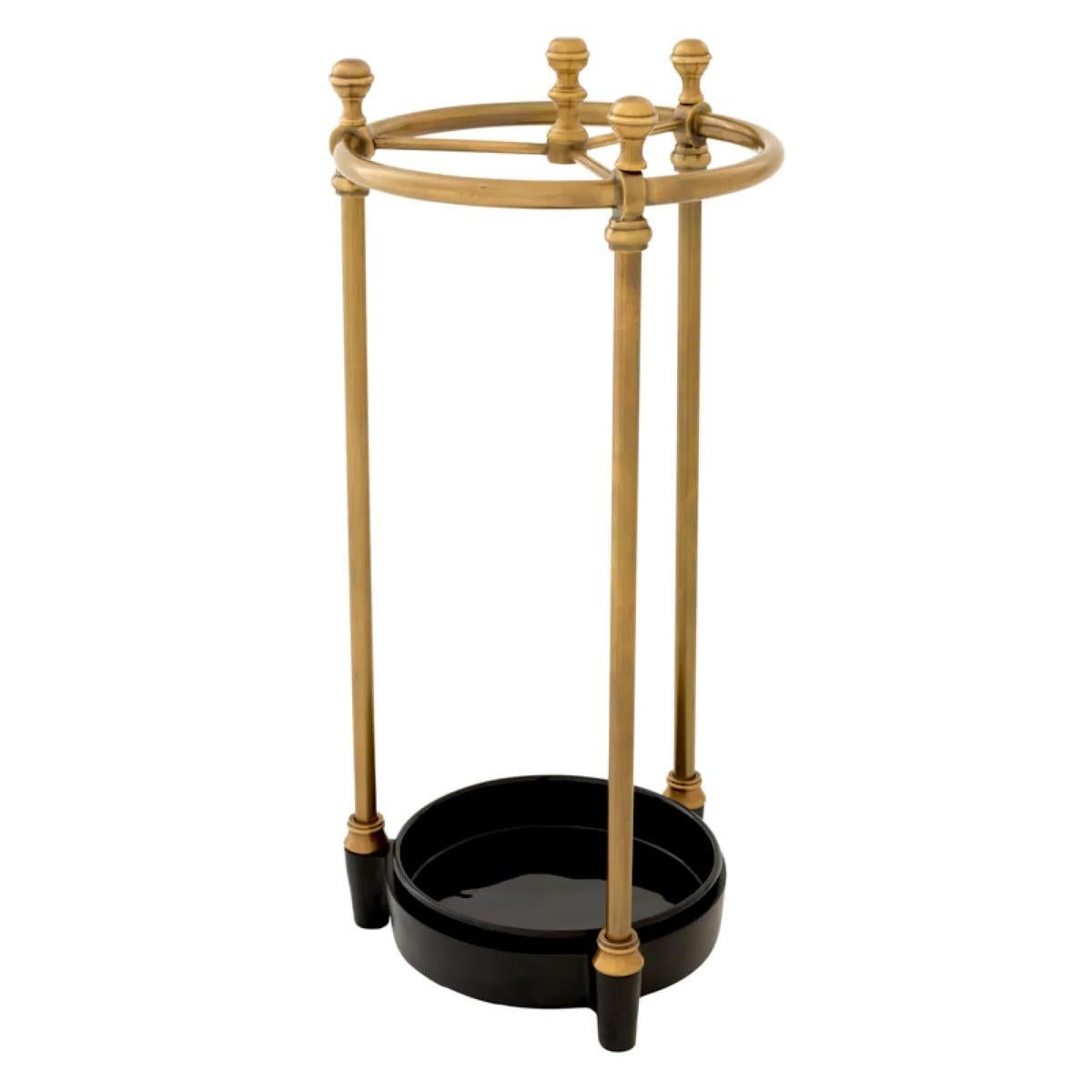 Coppia di eleganti portaombrelli con finitura in ottone patinato e vaschetta nera.

Aggiungi un tocco di boutique hotel chic al tuo ingresso con il fascino di questo portaombrelli.

La sua elegante struttura, con finitura in ottone antico, è