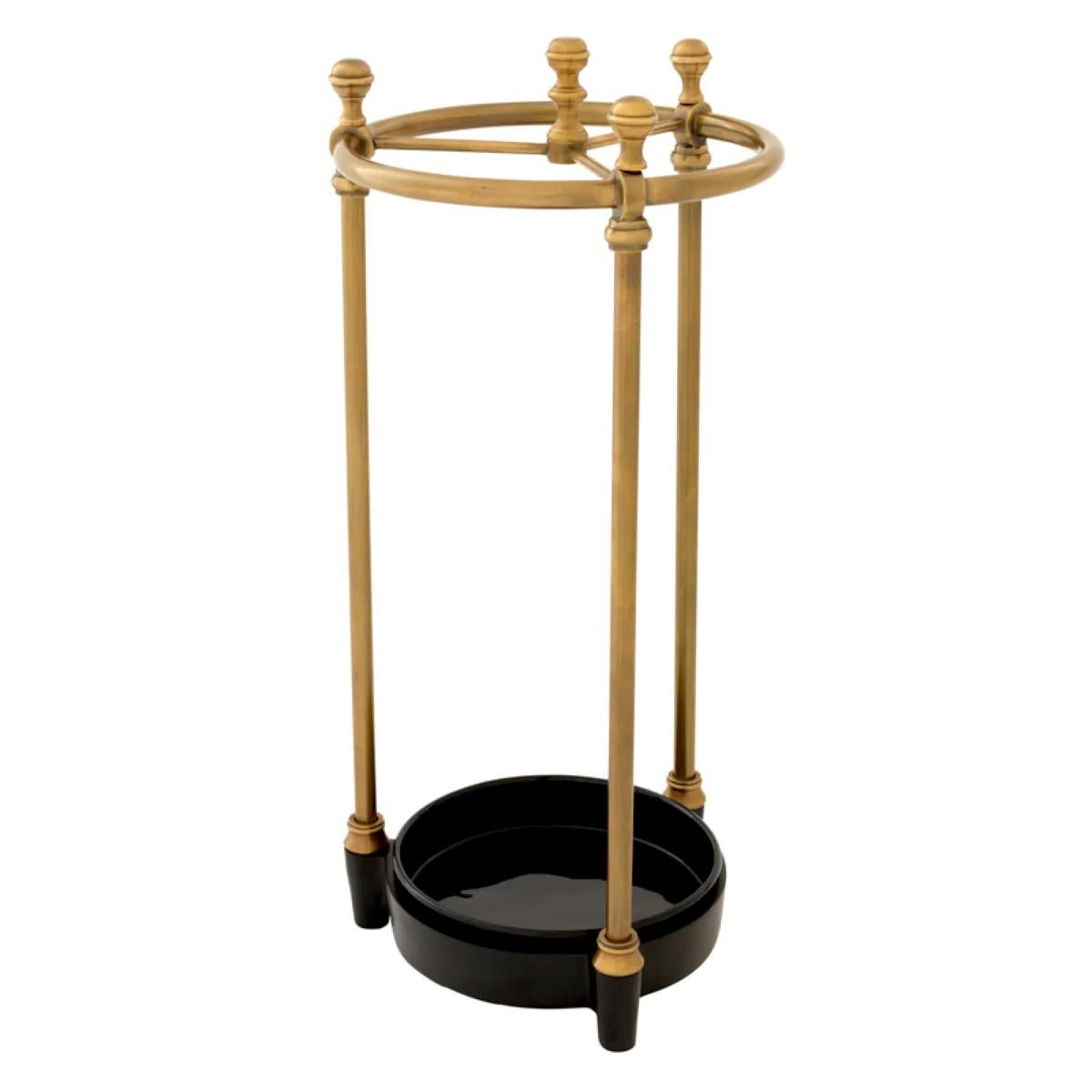Ottone Coppia di portaombrelli con finitura in ottone patinato e vassoio nero. in vendita