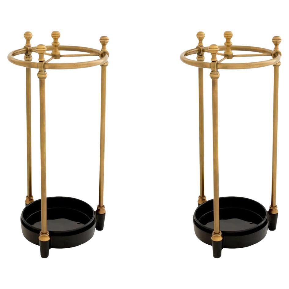 Paire de porte-parapluies en laiton patiné avec bac de récupération noir.