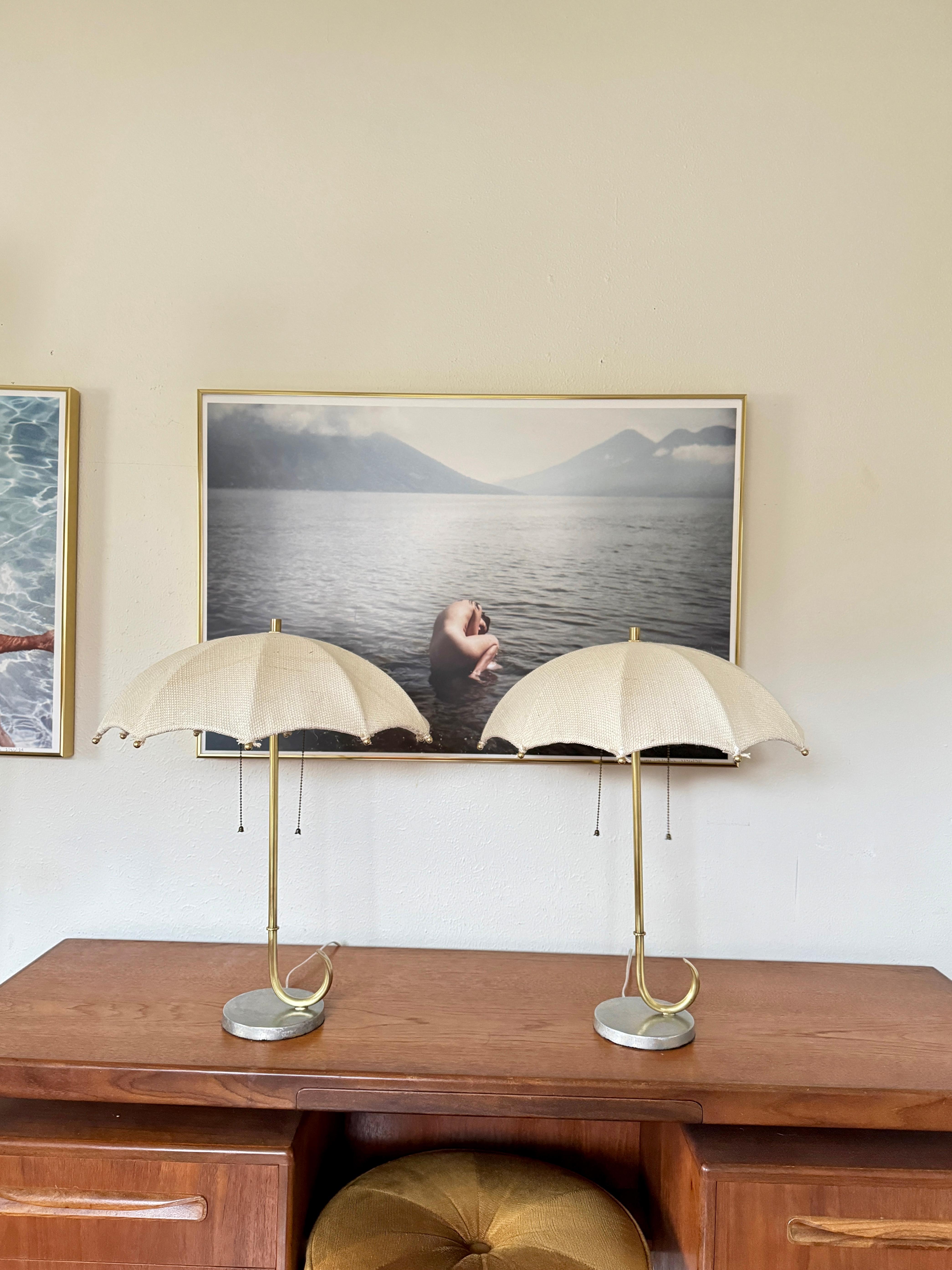 Magnifique paire de lampes de table parapluie de Gilbert Rohde pour Mutual Sunset Lamp Company, vers les années 1930. Ces beautés rares  ont été entièrement recâblés et remis à neuf et sont en parfait état de fonctionnement. Les teintes à elles