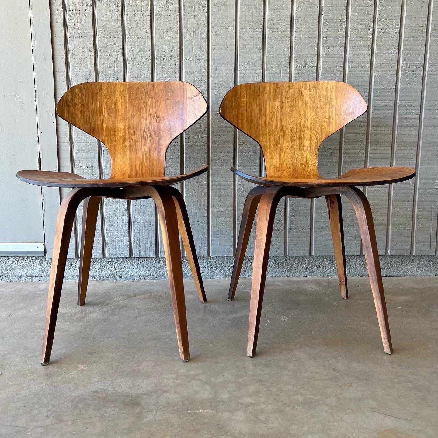Mid-Century moderno Coppia di non comuni sedie in legno curvato di Woodcraft del 1965 in noce in vendita