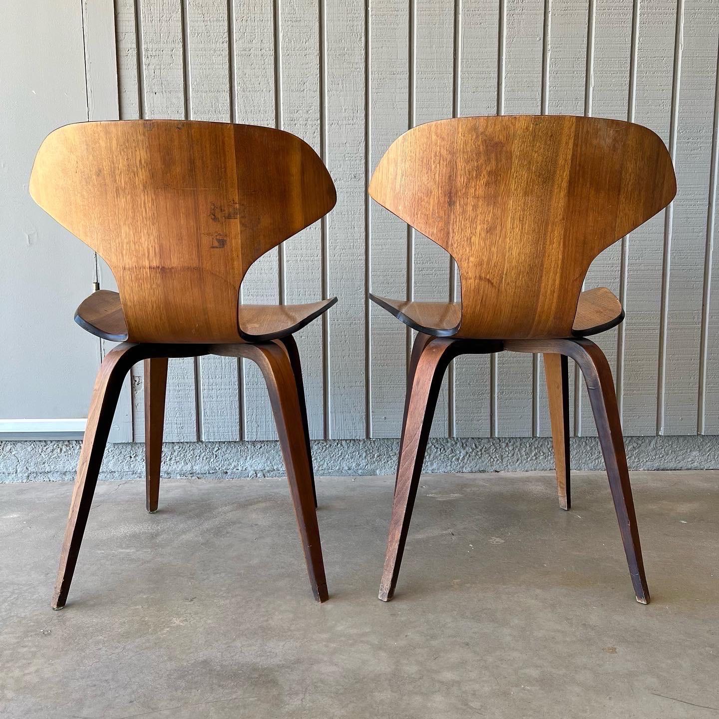 Coppia di non comuni sedie in legno curvato di Woodcraft del 1965 in noce In condizioni buone in vendita a Phoenix, AZ