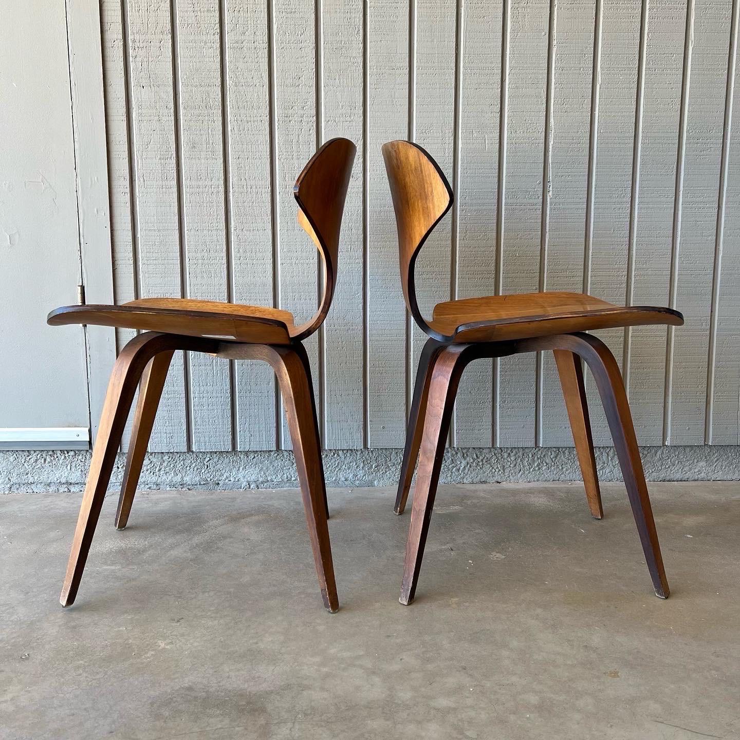 Metà XX secolo Coppia di non comuni sedie in legno curvato di Woodcraft del 1965 in noce in vendita