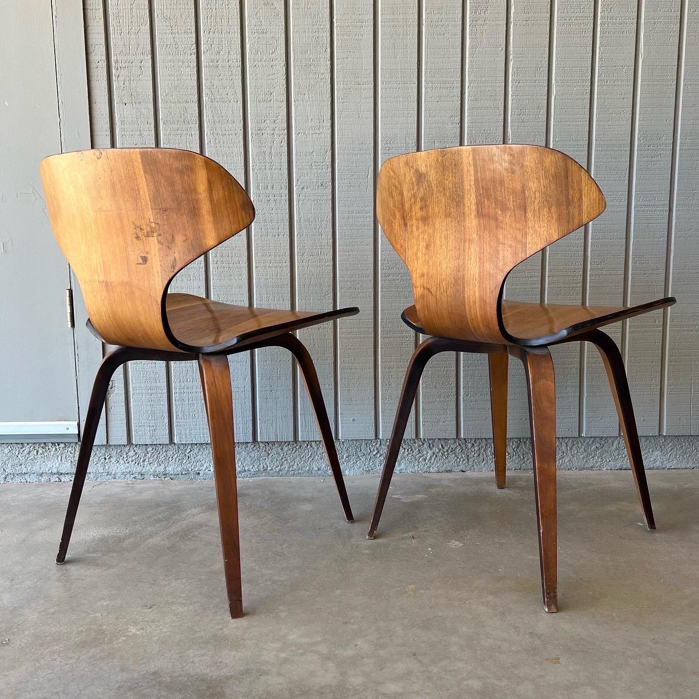 Noce Coppia di non comuni sedie in legno curvato di Woodcraft del 1965 in noce in vendita