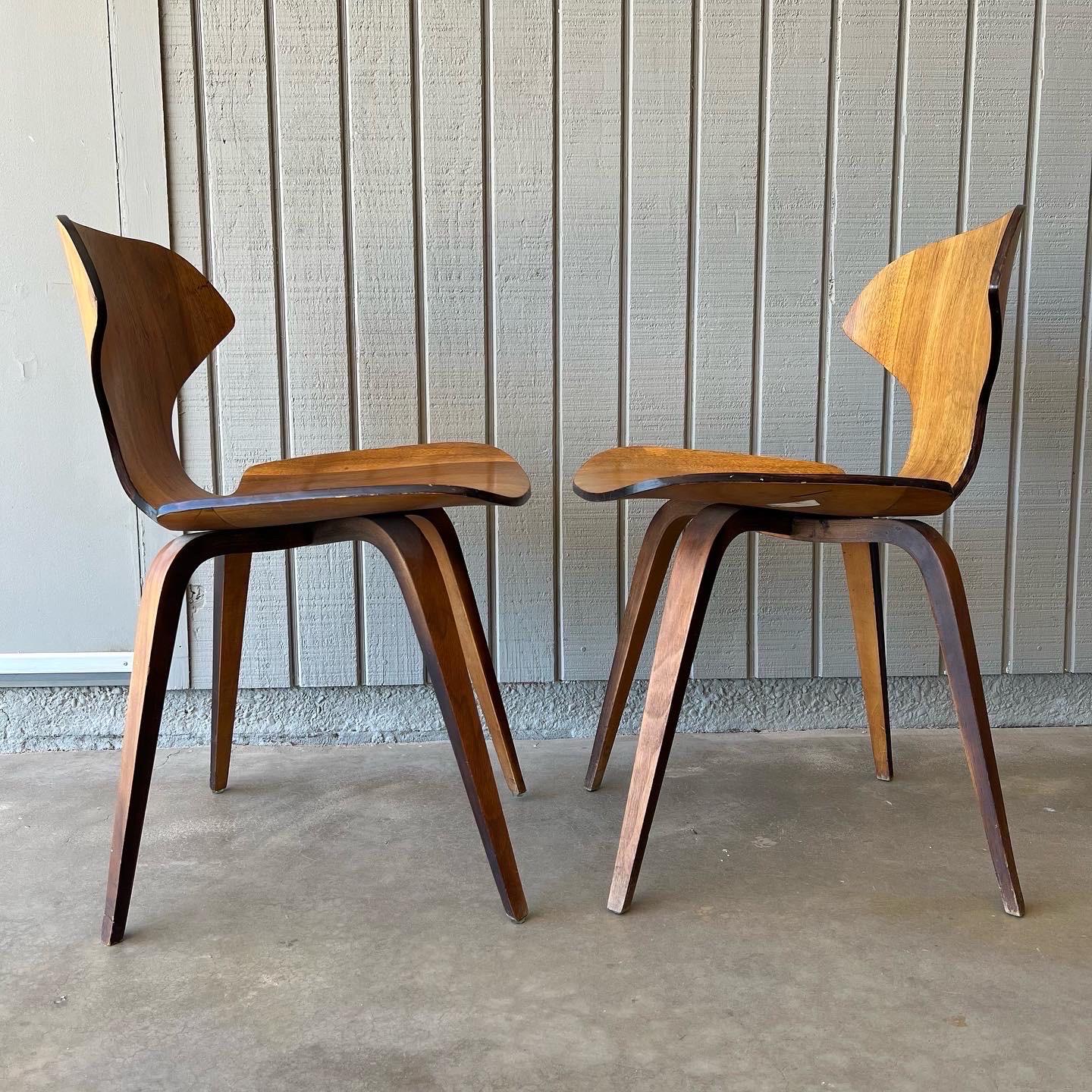 Coppia di non comuni sedie in legno curvato di Woodcraft del 1965 in noce in vendita 1