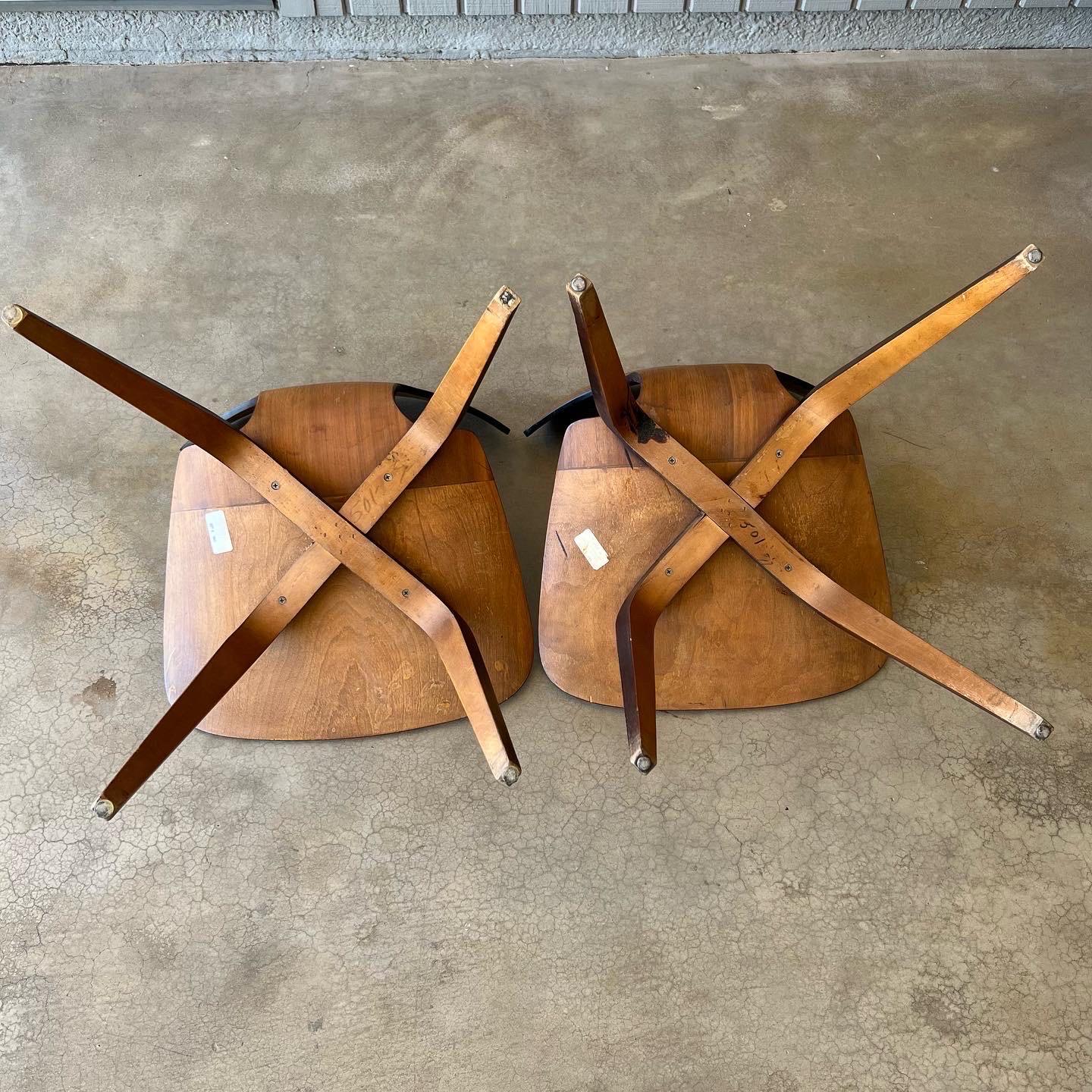 Coppia di non comuni sedie in legno curvato di Woodcraft del 1965 in noce in vendita 2