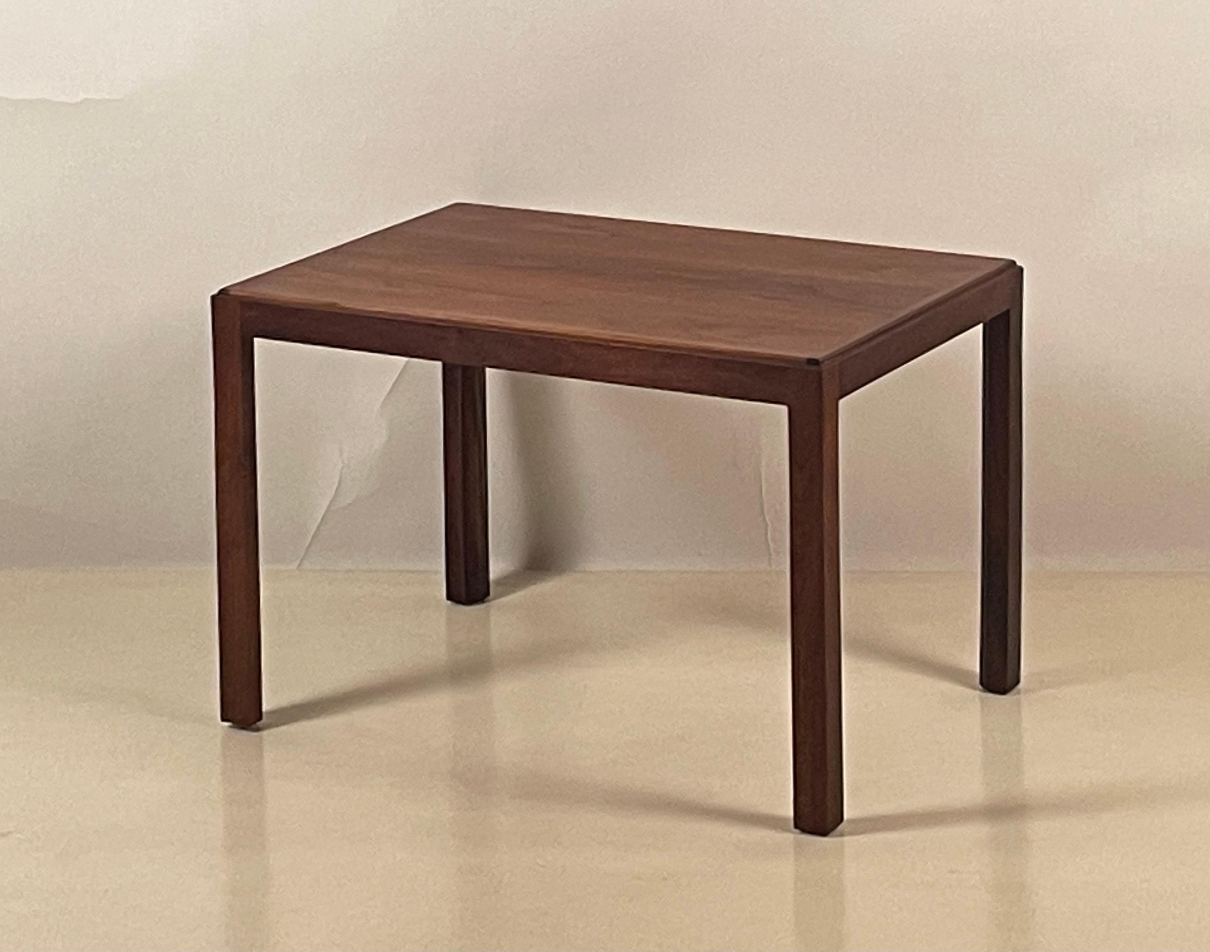 Mid-Century Modern Pair of Understated Walnut End Tables by Brown Saltman For Sale