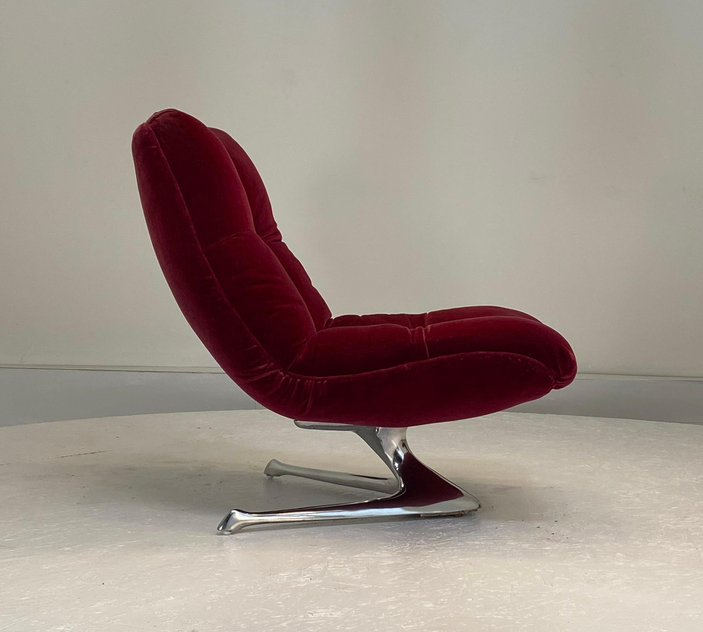 Pair of original unicorn lounge chairs by Vladimir Kagan Studios 1963. Each retains original upholstery (mohair) that will need replacement due to tears and age. Aluminum is in excellent condition with minor wear.
Measure: 35