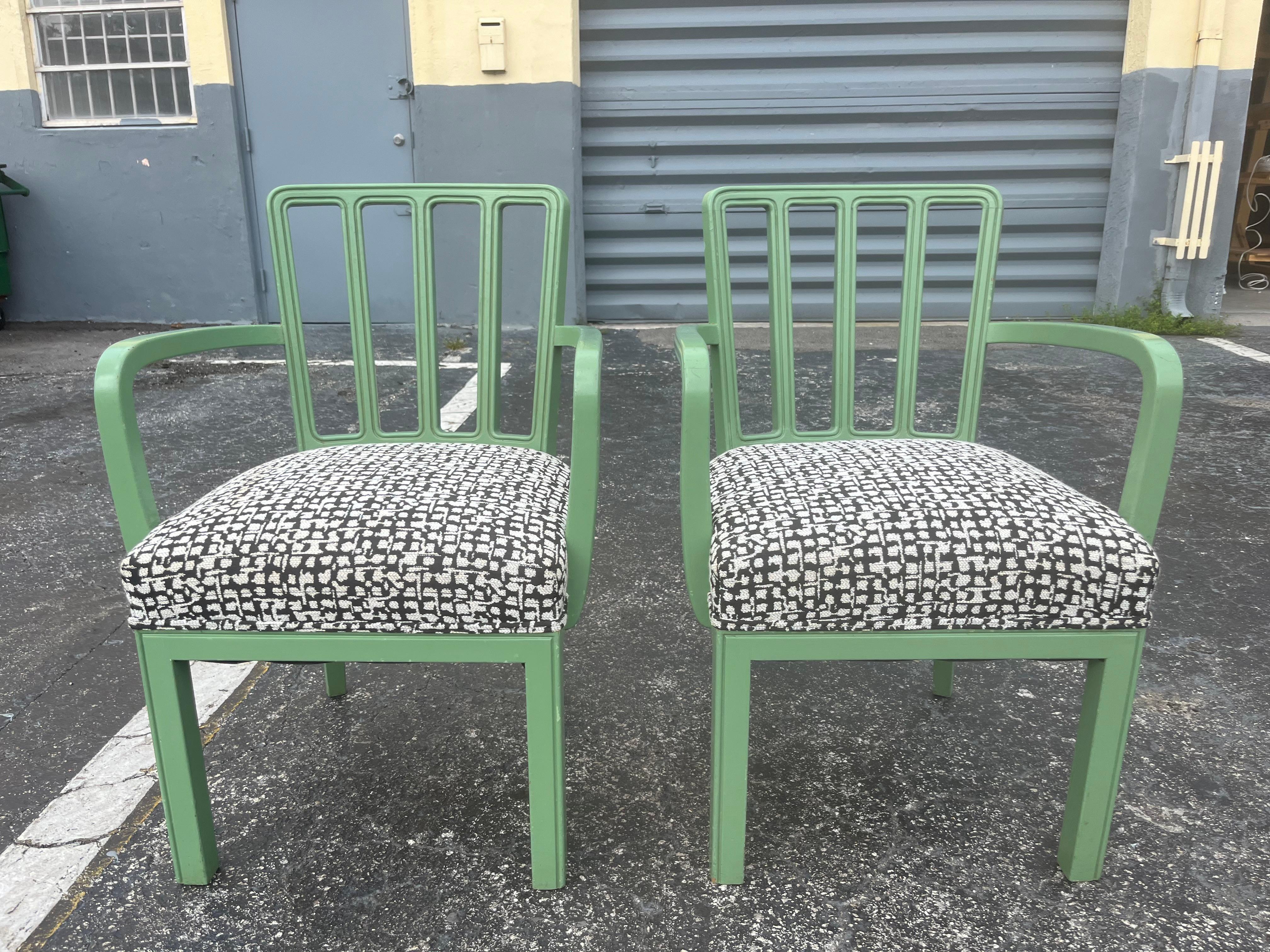 Unica coppia di poltrone Bauhaus di Max Fellerer, progettate per la famiglia Fischer a Linz in Austria nel 1932. Realizzato da J. Soulek, vedi fattura originale e disegno originale.
J.Soulek produceva anche mobili Josef Hoffman.
L'altezza del