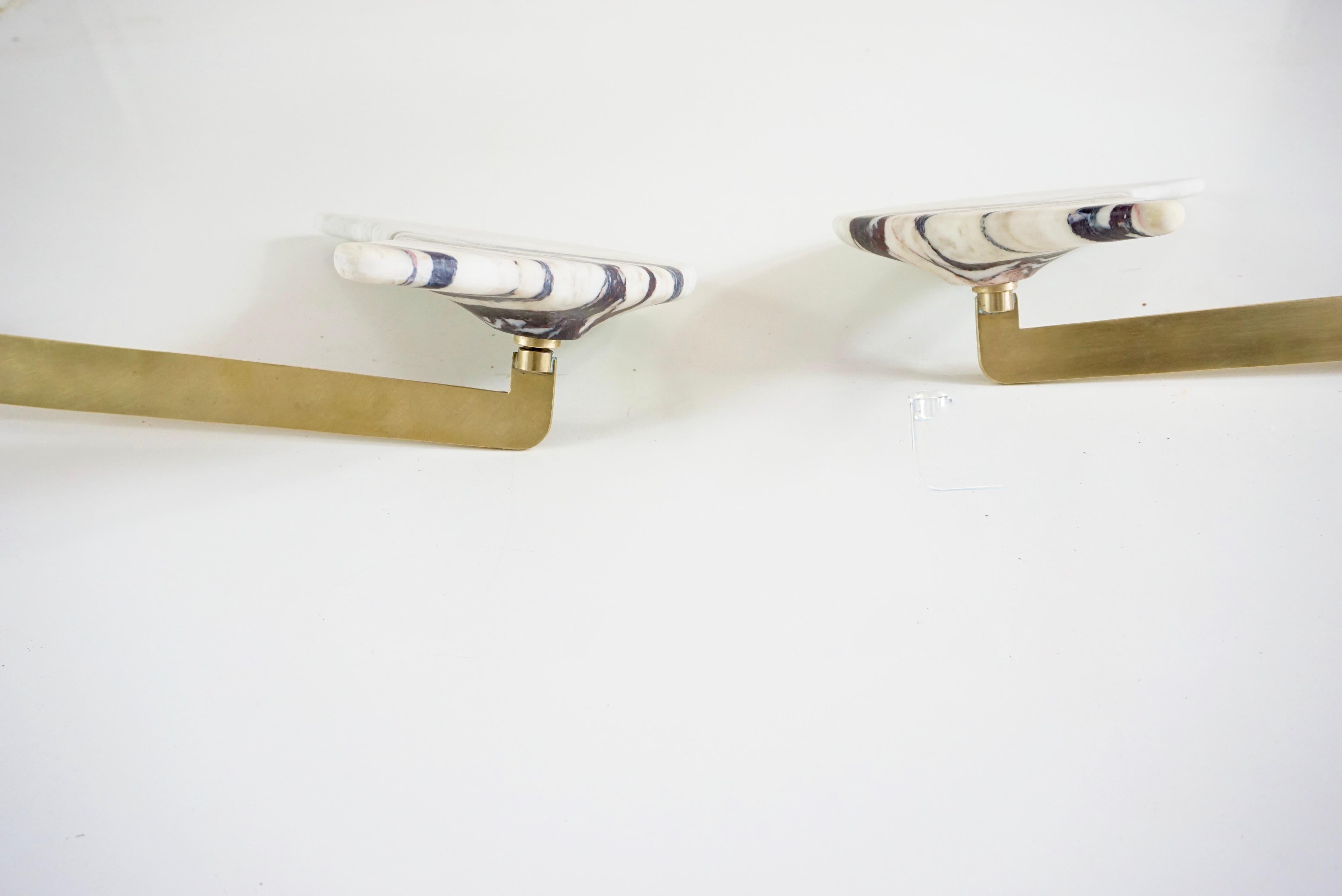 Mid-Century Modern Paire de tables de chevet suspendues uniques en breccia et laiton, bras réglables, 2024 en vente