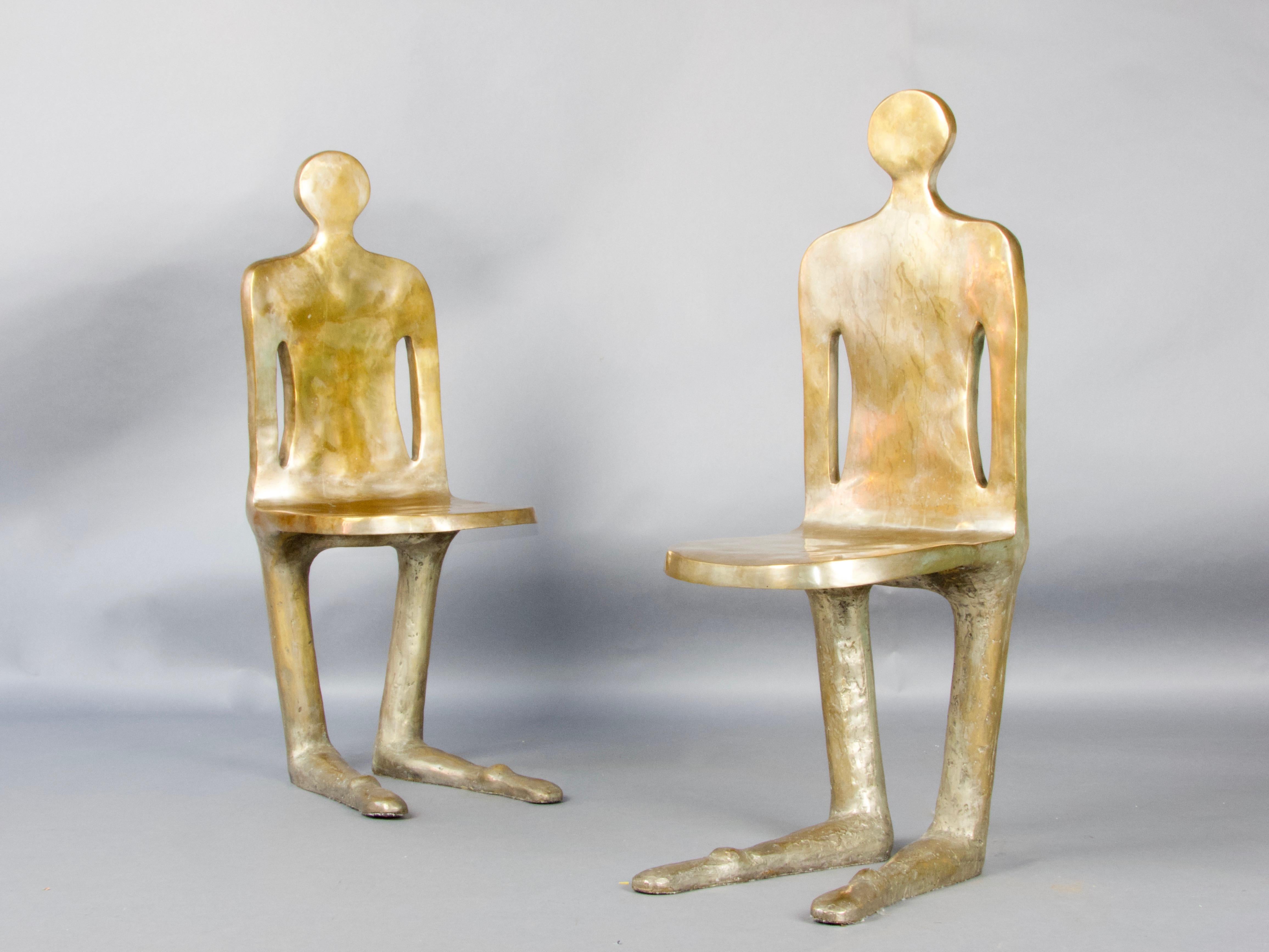 par de sillas únicas de bronce que representan a un hombre y a una mujer mediados del siglo XX en venta