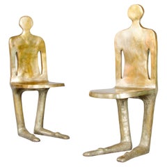 par de sillas únicas de bronce que representan a un hombre y a una mujer