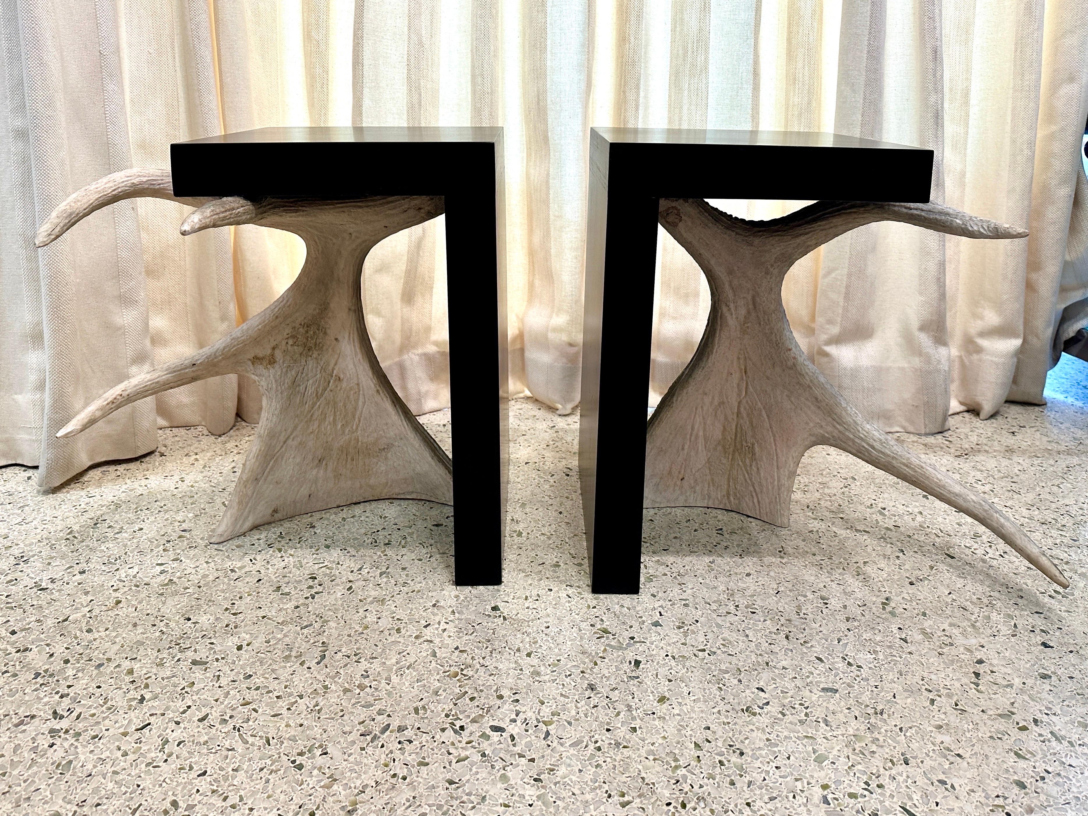 Paire de tables uniques sur mesure avec bases en bois d'orignal en vente 3