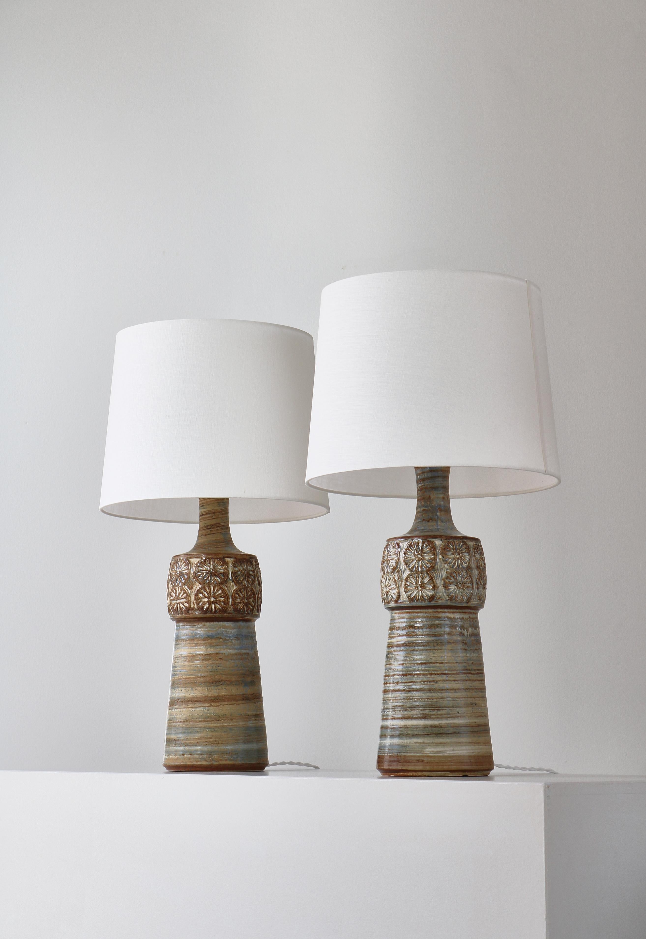 Wunderschönes Paar großer, handgefertigter Steingut-Tischlampen, hergestellt in Dänemark in den 1960er Jahren in der Søholm-Steingutwerkstatt auf Bornholm. Ausgestattet mit hellen Schirmen aus Leinen.

Søholm Stentøj (Steinzeug) ist einer der