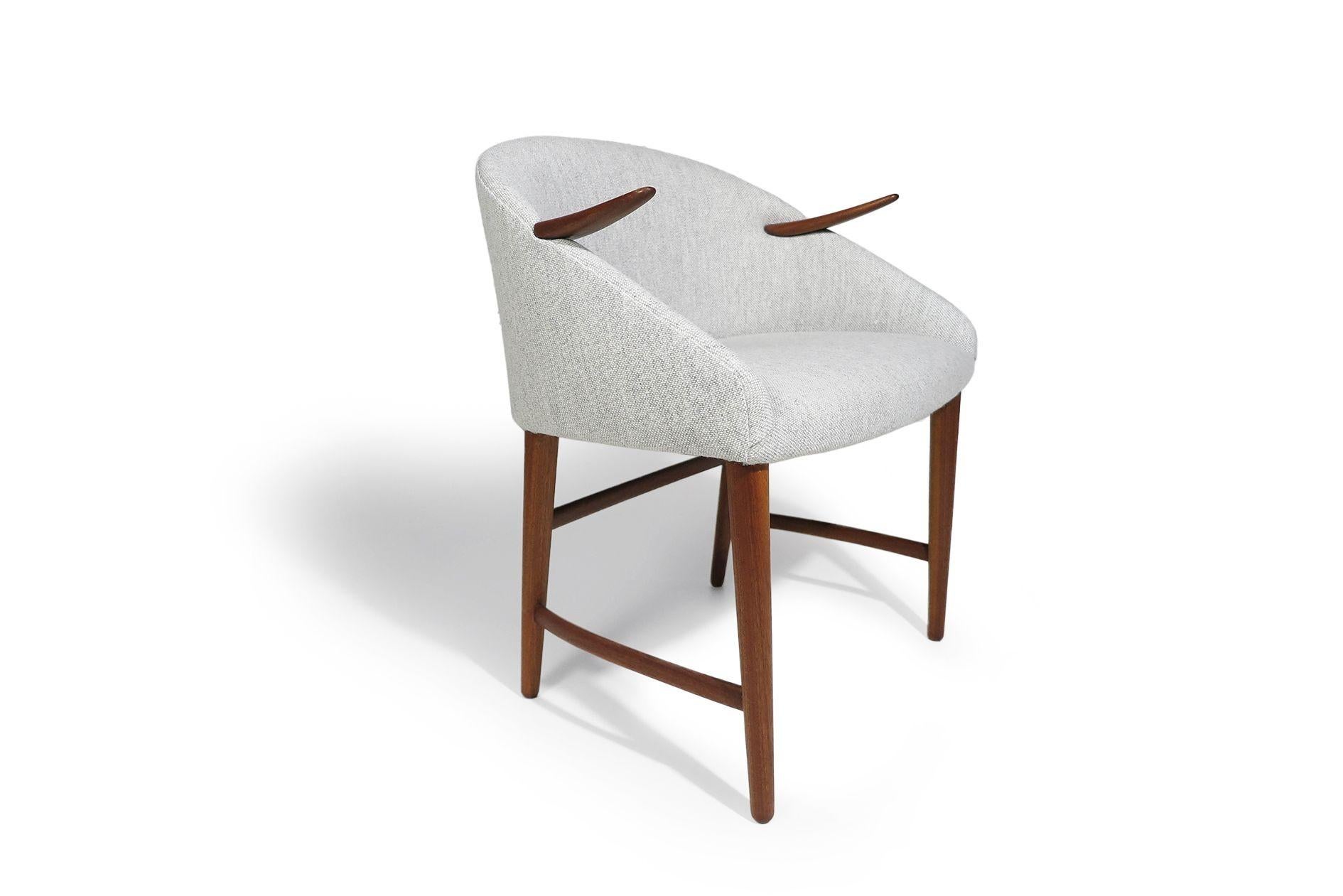 Ein Paar einzigartige früh skandinavische Loungesessel mit skulpturalen Mahagoni-Armen aus Mahagoni (Skandinavische Moderne) im Angebot