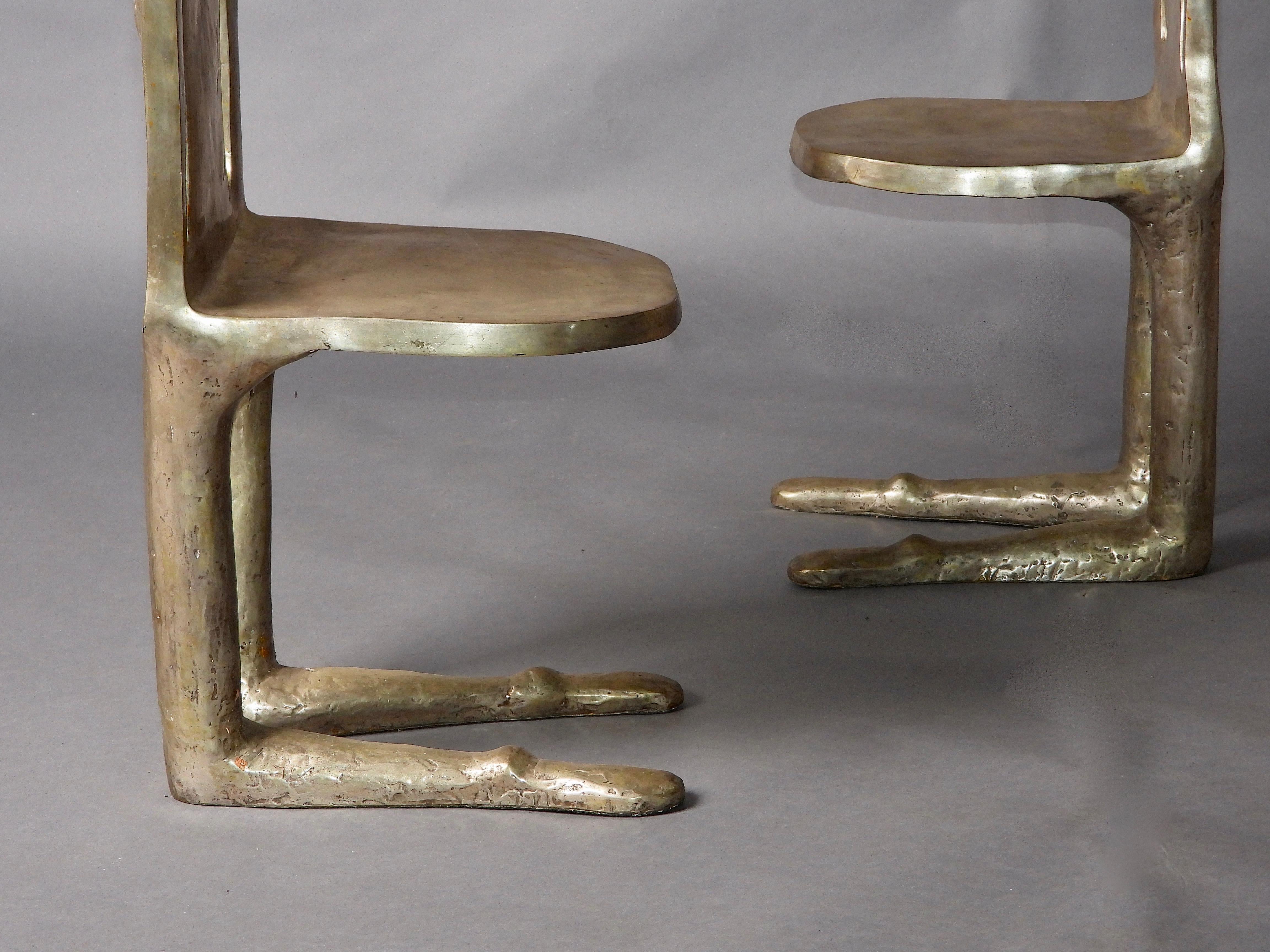 Français paire de chaises uniques en bronze argenté représentant un homme et une femme en vente