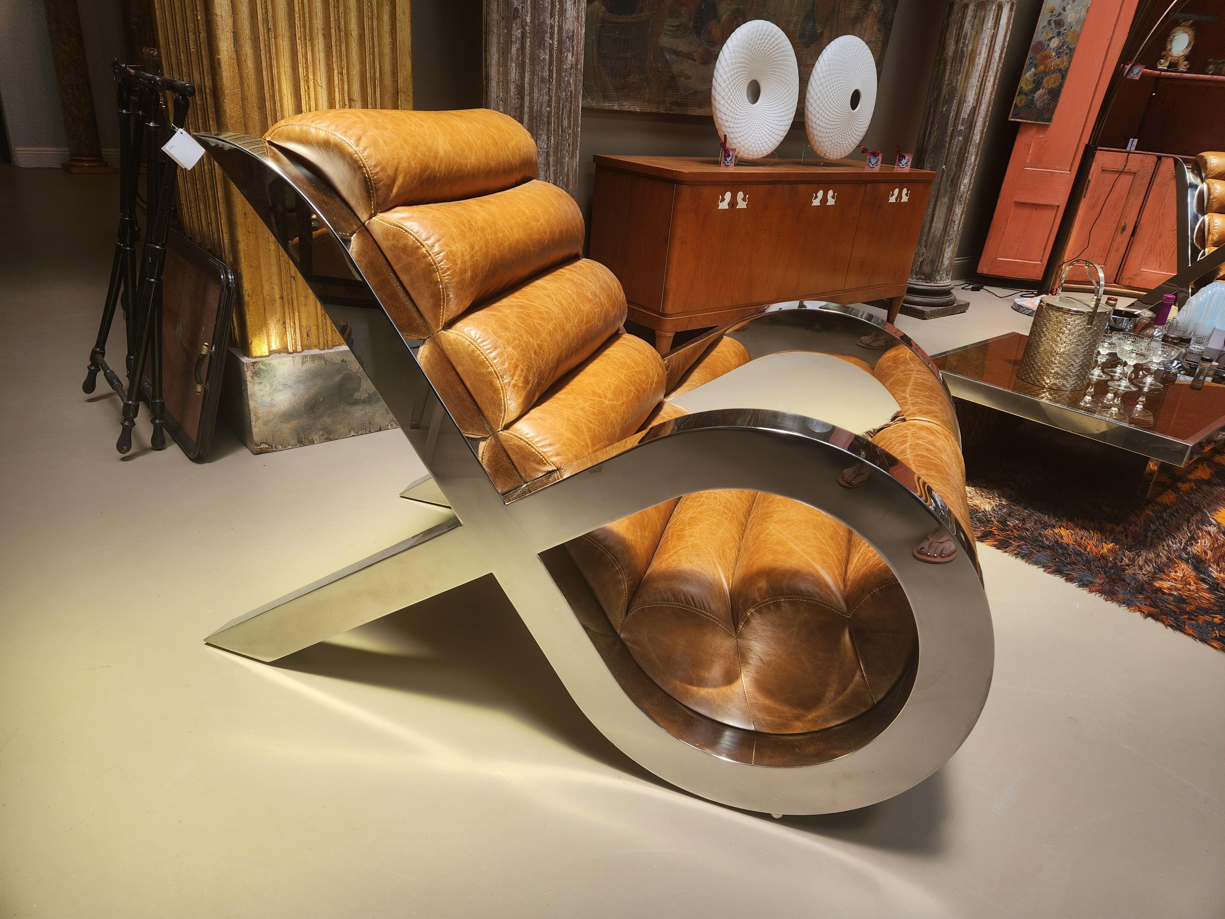 Mid-Century Modern Paire de fauteuils uniques de style mi-siècle moderne en cuir et chrome en vente