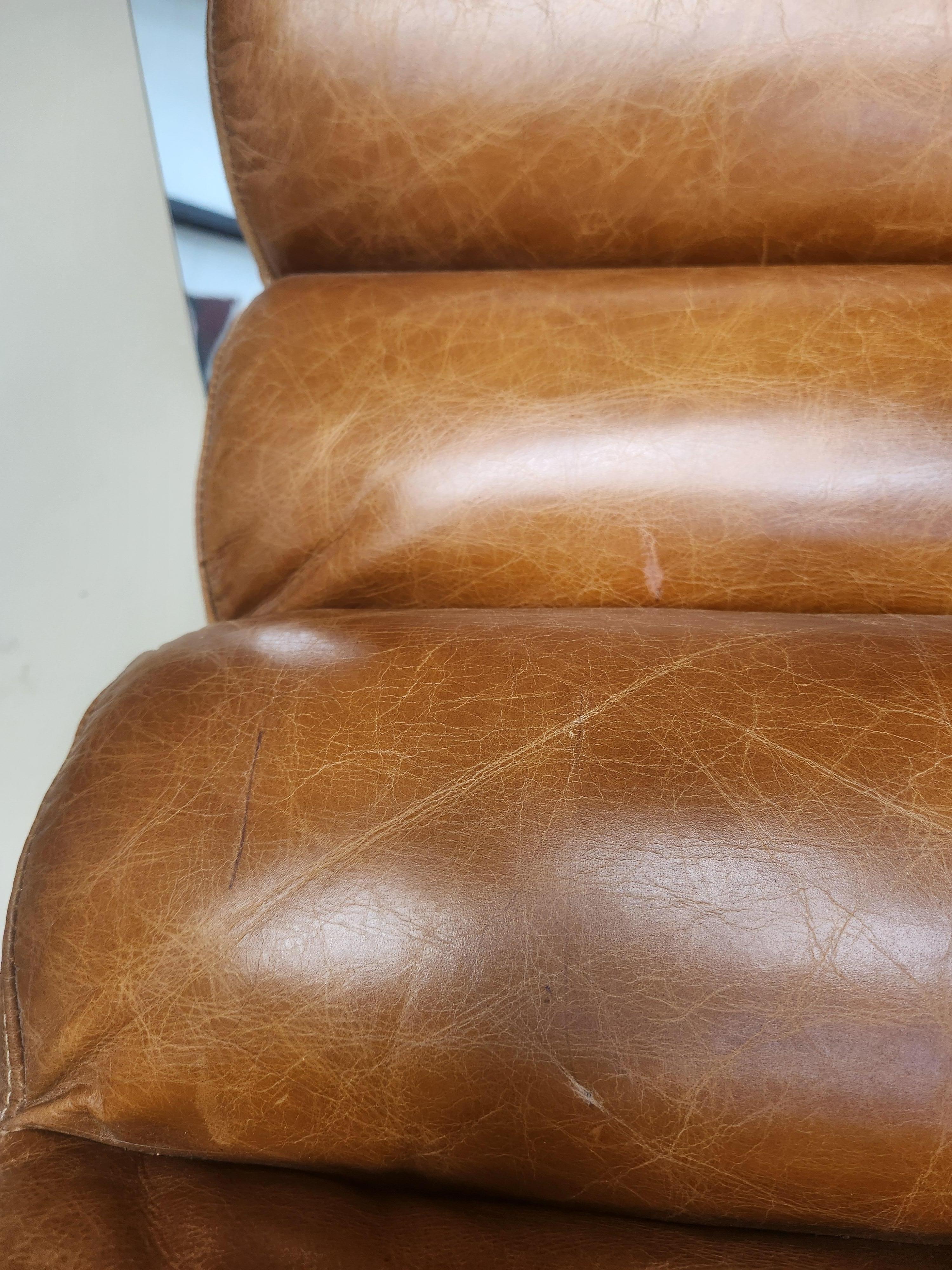 Français Paire de fauteuils uniques de style mi-siècle moderne en cuir et chrome en vente