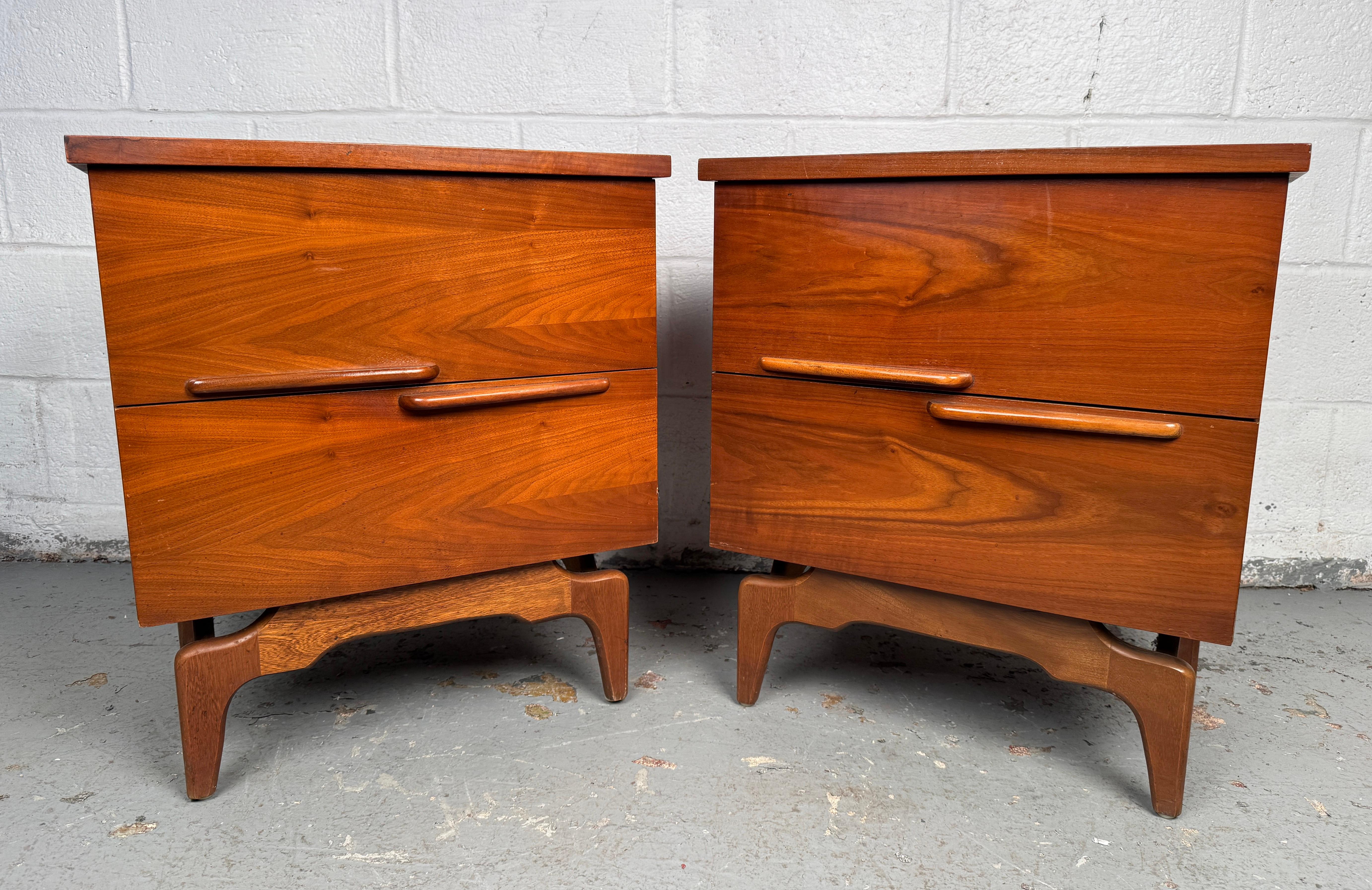 Mid-Century moderno Coppia di esclusivi comodini moderni del Medioevo in vendita