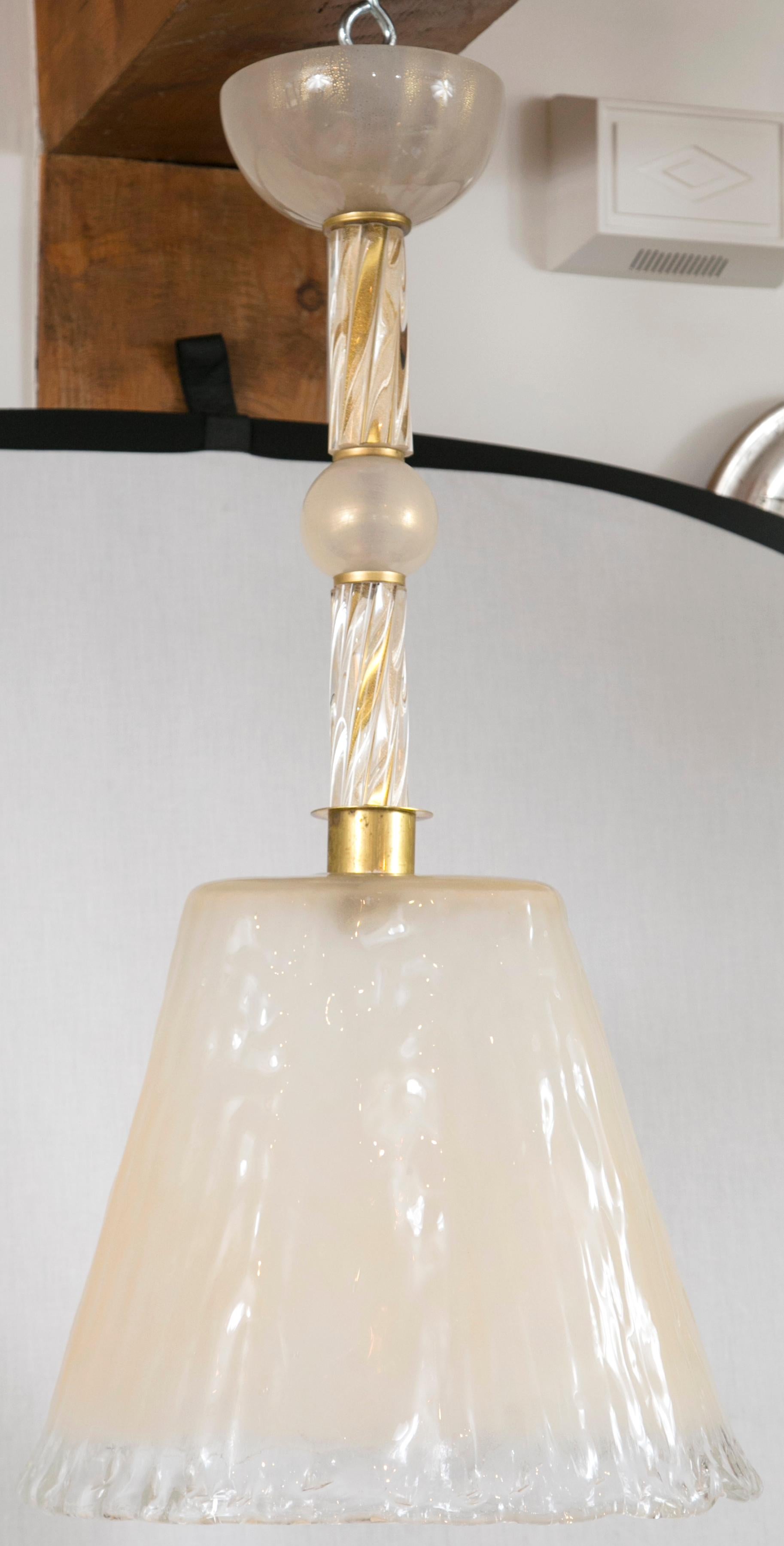 Splendida coppia di lampade a sospensione vintage con uno stelo composto da 4 pezzi separati soffiati e bianchi scintillanti che terminano con un bellissimo paralume di forma ovale con bordo inferiore ondulato di colore smerigliato che funge da