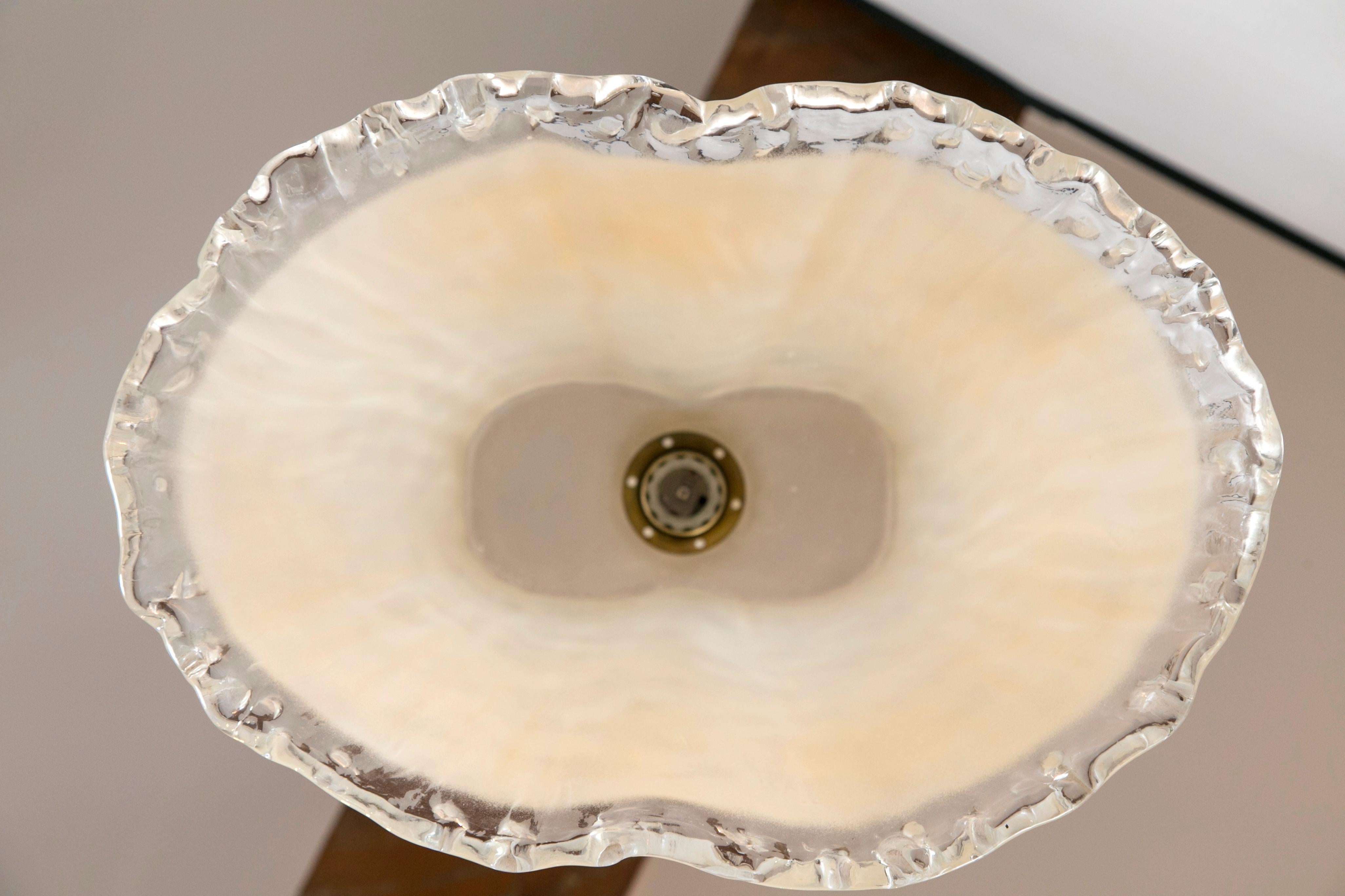 Metà XX secolo Coppia di lampade a sospensione con paralume ovale uniche di Murano in vendita