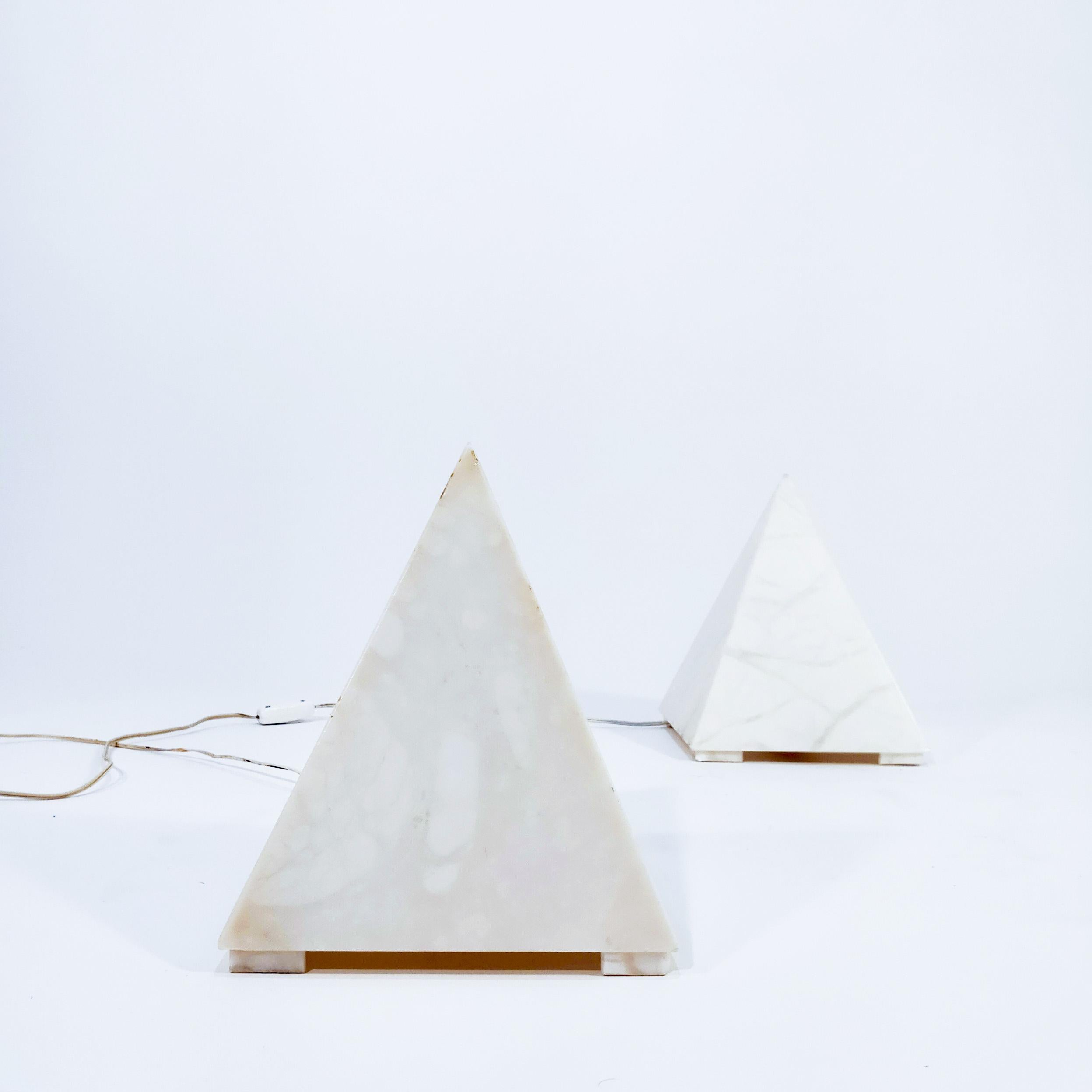 Pair of Spanish table or desk lamps from the 60s. Made of alabaster and in the shape of a pyramid, these lamps evoke the cubist or Art Deco style of the time, where pure lines gave rise to elegant, simple and timeless objects.
Alabaster is a