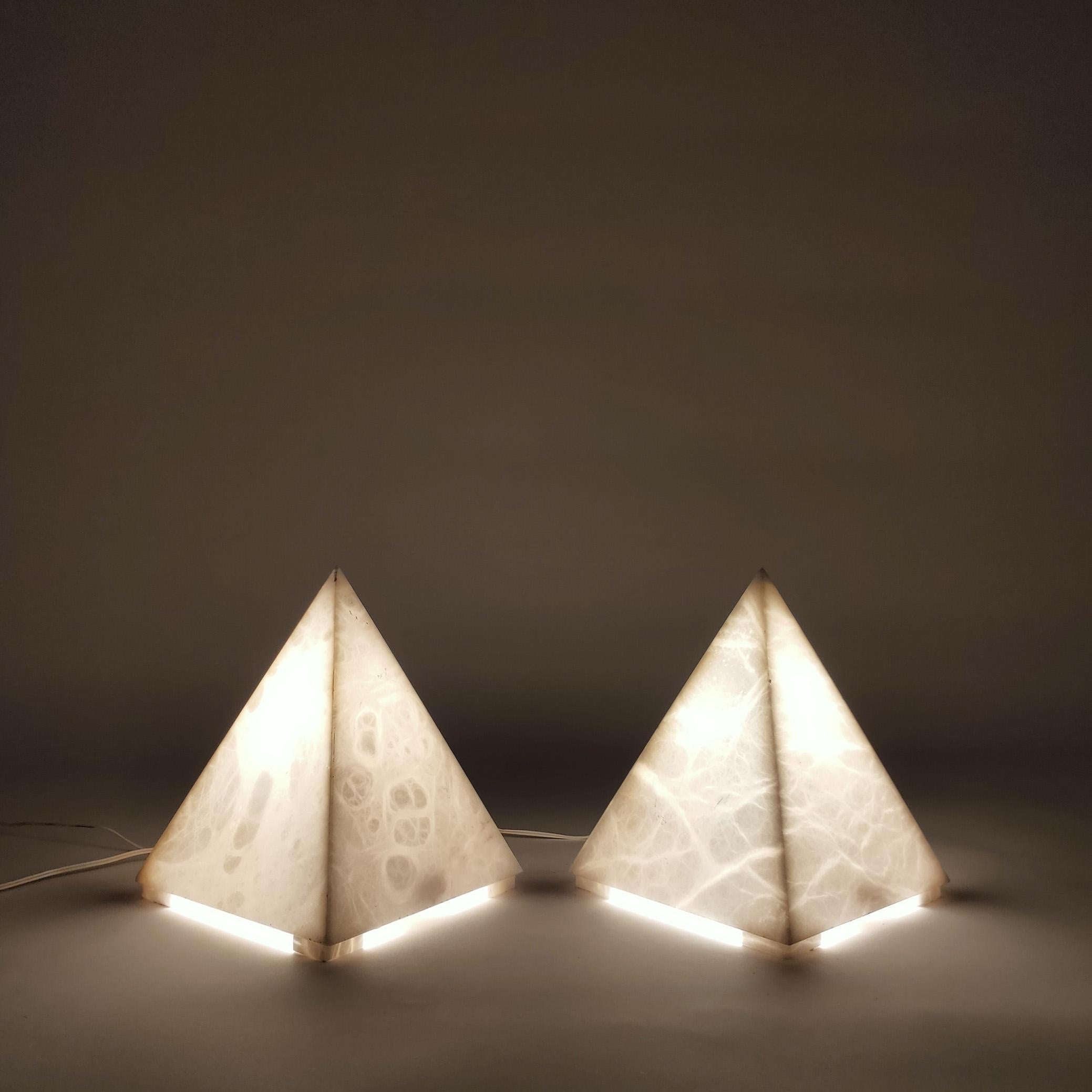 Pair of unique pyramid shape alabaster table lamps from Eclipsi, Spain, 1960s In Good Condition For Sale In SANT ADRIÀ DE BESÒS, ES