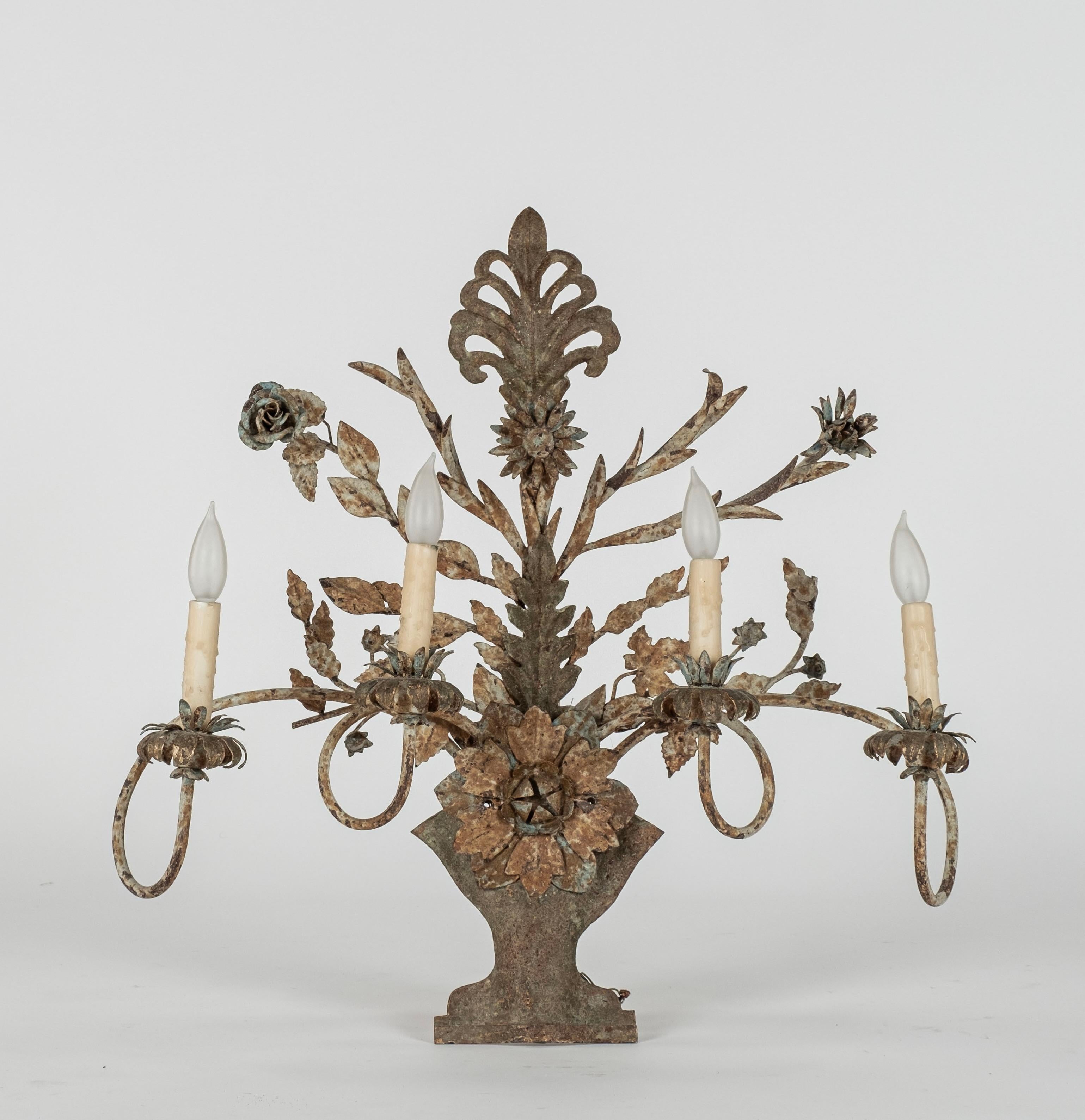Geformte und geschliffene Metallspots mit je 4 Lichtern.  Das Design besteht aus einer Urne mit Blumen und Blättern.  