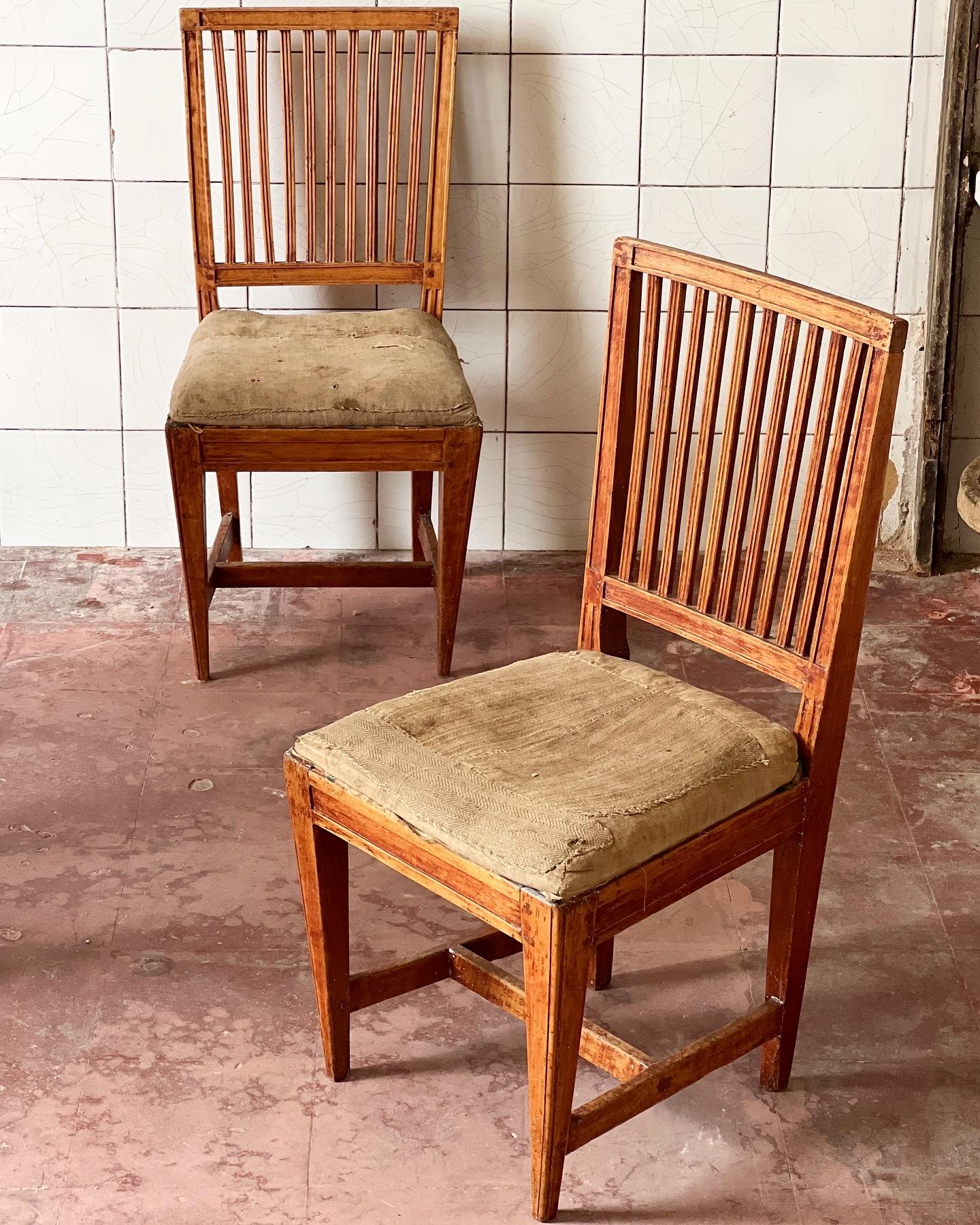 Pair of unique Swedish late 18th century chairs rough linen sittings Gustavian For Sale 4