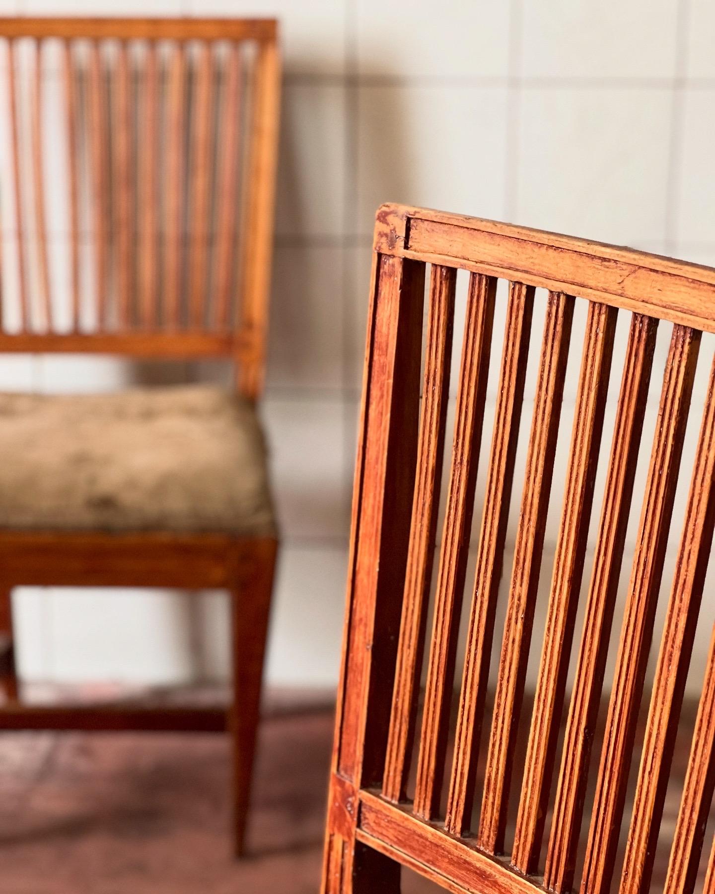 Pair of unique Swedish late 18th century chairs rough linen sittings Gustavian For Sale 5